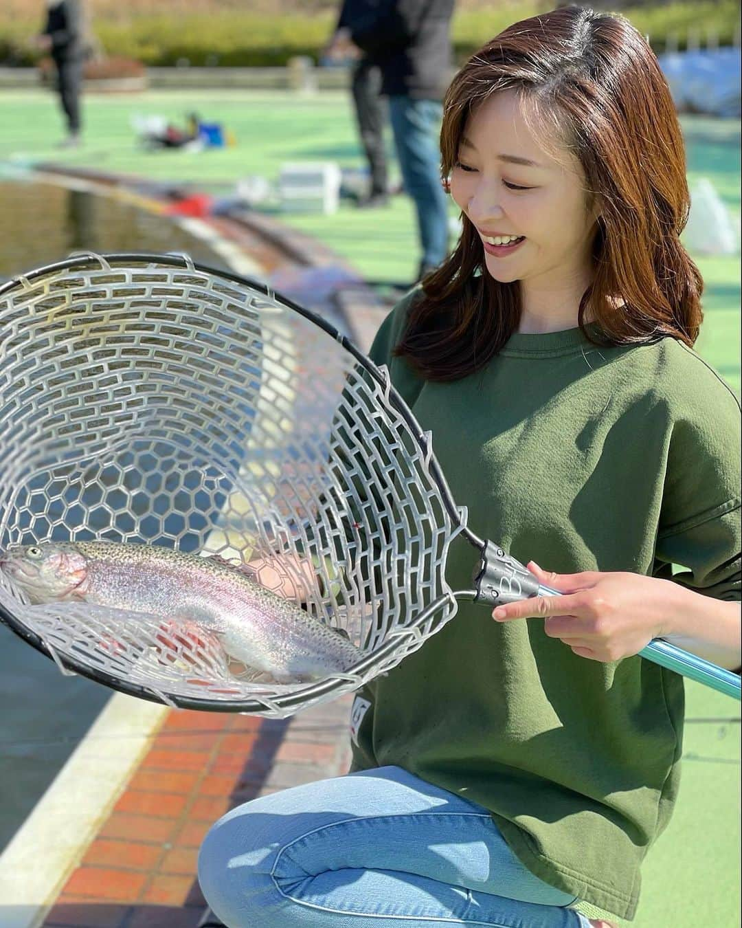 富士村彩花さんのインスタグラム写真 - (富士村彩花Instagram)「・﻿ ﻿ 時化つづき﻿💦 そんな時は西武園へGO！﻿ ﻿ 今回はスタッフさんに釣り方やスプーンのおすすめカラーなど細かく教えてもらいながらトライ✨﻿ ﻿ 最初は何も分からず探り探りだったエリアトラウトだけど、前回よりしっかり当たりもわかるようになったし、何匹かは自分でフッキングもできたので進歩したような気がします☺️﻿ ﻿ そして狙い通りの大型もGETできました❣️﻿ ﻿ 水深1mしかないのに、ドラグゆるゆるにしてたから全然上がってこなかった…💦笑﻿ バラすかと思ってヒヤヒヤしたけど、常にテンションかけながら慎重にやりとりすれば大丈夫だね🙆‍♀️✨﻿ ﻿ ﻿ 西武園フィッシングランドは今月末まで✨﻿ 土曜日、遊びに行って来まーす🎵﻿ ﻿ ﻿ #釣りガール  #釣り女子  #釣りたガール  #釣りモデル  #釣り女  #アングラー  #道産子アングラー  #釣り好き  #釣り好きな人と繋がりたい  #船釣り  #海釣り  #釣りが好き  #釣果  #釣り好きと繋がりたい  #fishinggirl #富士村彩花 #西武園ゆうえんち #トラウト #管釣り #トラウト釣り #エリアトラウト #練馬サーモン」2月26日 12時23分 - ayaka.prestige