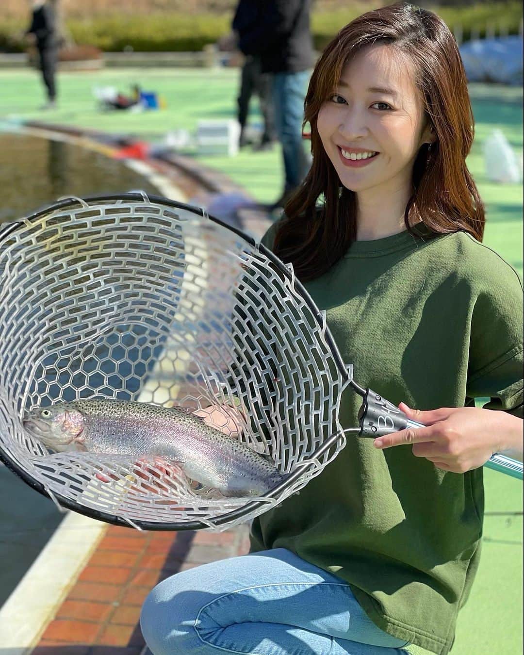 のインスタグラム：「・﻿ ﻿ 時化つづき﻿💦 そんな時は西武園へGO！﻿ ﻿ 今回はスタッフさんに釣り方やスプーンのおすすめカラーなど細かく教えてもらいながらトライ✨﻿ ﻿ 最初は何も分からず探り探りだったエリアトラウトだけど、前回よりしっかり当たりもわかるようになったし、何匹かは自分でフッキングもできたので進歩したような気がします☺️﻿ ﻿ そして狙い通りの大型もGETできました❣️﻿ ﻿ 水深1mしかないのに、ドラグゆるゆるにしてたから全然上がってこなかった…💦笑﻿ バラすかと思ってヒヤヒヤしたけど、常にテンションかけながら慎重にやりとりすれば大丈夫だね🙆‍♀️✨﻿ ﻿ ﻿ 西武園フィッシングランドは今月末まで✨﻿ 土曜日、遊びに行って来まーす🎵﻿ ﻿ ﻿ #釣りガール  #釣り女子  #釣りたガール  #釣りモデル  #釣り女  #アングラー  #道産子アングラー  #釣り好き  #釣り好きな人と繋がりたい  #船釣り  #海釣り  #釣りが好き  #釣果  #釣り好きと繋がりたい  #fishinggirl #富士村彩花 #西武園ゆうえんち #トラウト #管釣り #トラウト釣り #エリアトラウト #練馬サーモン」