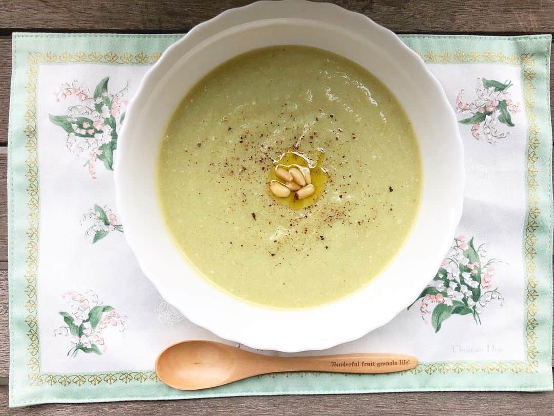 白羽ゆりのインスタグラム：「ちょっと作ってみた美容飯☺︎  みどりのポタージュ🥦 ブロッコリーの茎。 カリフラワーの茎。 菊芋。 玉葱(バターで炒める) 豆乳。 甘酒(少し) コンソメ(少し) 松の実。 オリーブオイル。 塩麹。 黒胡椒。  ブロッコリーとカリフラワーを茹でて食べようとした時に、いつも捨ててしまう茎の皮の部分。今回はポタージュにしてみました。  茎部分と菊芋を茹でる。材料と茹で汁と炒めた玉葱をミキサーへ。豆乳と少しの甘酒を混ぜて火にかける。コンソメと塩麹で味を整える。食べるときにオリーブオイルと黒胡椒、松の実を飾って出来上がり！  菊芋って皆さん知ってますか？ビオスーパーで見つけましたが…食べ方がよく分からなくて。牛蒡とじゃがいもの間ぐらいの味です。じゃがいもを入れたかったのですが今回はなかったので菊芋で。ブロッコリーとカリフラワーは無農薬を選びました。  洋食の紹介が続いてますが、夜はシンプルな和食を食べてます。  😋興味ある方はぜひ😋」