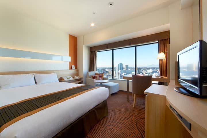 新横浜プリンスホテルさんのインスタグラム写真 - (新横浜プリンスホテルInstagram)「女性専用フロアの「レディースシングルルーム」。白木とオレンジのインテリアをベースにした柔らかな雰囲気のお部屋です。ベッドはシモンズ社製のセミダブルベッドをご用意しております。また、「デタイユ・ラ・メゾン」のバスアメニティやナノケアドライヤー、加湿空気清浄機など、ホテル滞在がより快適になるグッズも充実。ご褒美やおこもりステイにおすすめです。⁣ ⁣ ⁣ ◎プリンスホテルでは、お客さまにより安全で清潔な空間で快適にご滞在いただけるよう、新たな衛生・消毒基準「Prince Safety Commitment（プリンス セーフティー コミットメント）」を導入しております。安全で清潔な環境を作り、お客さまが快適なひとときをお過ごしいただけますよう準備をしてお待ちしております。⁣ ⁣⁣ ⁣ "Lady’s Single Room" on the women-only floor. The room's soft ambiance is based around white wood and orange tone interior. Equipped with a semi-double bed by Simmons, "Detaille La Maison" bath amenities, a Nanocare dryer, and a humidifying air purifier to enrich your stay. A perfect way to spoil yourself or just stay-in and relax!⁣ ⁣ ⁣ ◎The Prince Hotel has updated the sanitation and disinfection standards, "Prince Safety Commitment", in order to provide our guests with a safer, cleaner and more comfortable environment.⁣」2月26日 12時18分 - shinyokohamaprincehotel