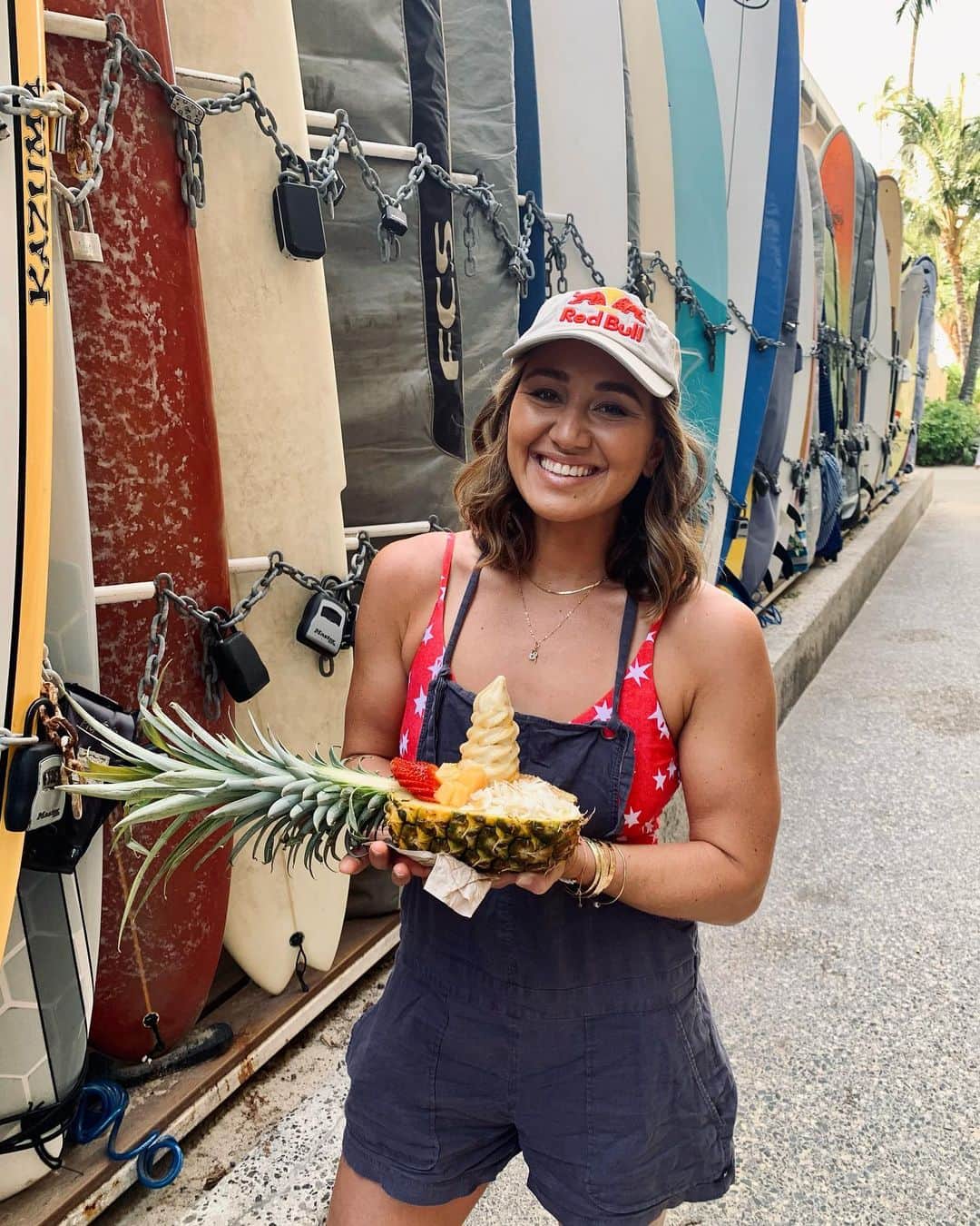 カリッサ・ムーアさんのインスタグラム写真 - (カリッサ・ムーアInstagram)「@banan ... my favorite local feel good snack☺️ Went all out today on my shoot with @cpb_hawaii and ordered the pineapple “yacht” 😍😍😍」2月26日 12時18分 - rissmoore10