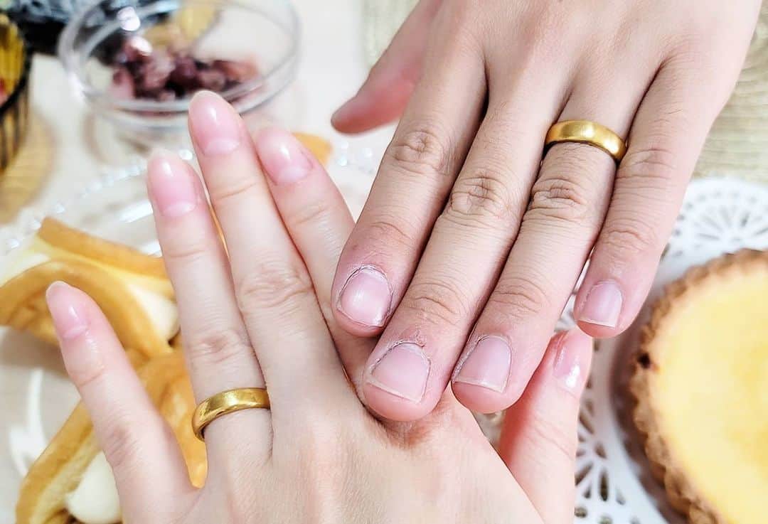 石関友梨のインスタグラム：「24k鍛造結婚指輪💍 7時間🔨叩いたって。カッチカチです！  9gとちょっと重たくて最初は付けてて違和感あったけど ずっと付けてると慣れてくるものね  私的に💍太くても手が大きいし派手なもの好きだし サイズぴったり✨  薬指だけ筋肉鍛えられそうだけどw  何度も失敗しても諦めず 試行錯誤しながら自分のやり方を見つけて 目標を達成しようとする姿勢と行動力にとても尊敬してます  本当にありがとう はじめちゃん これからもよろしくね‪‪❤︎‬  #結婚指輪 #純金 #鍛造 #手作り」