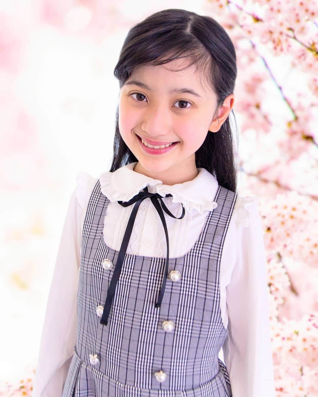 出井愛華のインスタグラム：「🌸🌸🌸 #バイラビインスタガール AIKA 137cm 140着用 #小学3年生  アイカはまだ3年生で卒業はまだまだなんだけど、卒服にこんなコーデいいだろうなぁ😍っとイメージして斜め前髪にハーフアップで撮ってみたよ😋📷🌸 #完全ノーメイク #一眼レフ  5枚目ピント合ってないけど上げちゃう🤪  このフリルブラウス生地がすっっごく好き。こういうブラウス系の中で最高レベル。  「こーゆーの欲しかった！」っていう要素全部入ってる。  シワになりにくくてトロリとした生地なんだけどハリもあって袖口や肩のフリルも形がずっと綺麗なまま。肌触りも柔らかくてシャカシャカしない。透け感もなくて安心。 リボンも取り外しできる。  控えめに言っても最高😵🙏 大人サイズあったら私も着たい生地🥺  ジャンスカの生地もすんごく好き。  サラサラしてて、畳んでおくとスル〜ってほどけていくような生地。座りジワなりにくくてハンガーにかけただけでもうシャンとしてる。  肩ストラップが背中バッテンなのも好き。背中側にボタンホール2つあるから着丈調節できるよ。  卒業する3年後のために150か160も買い足しておきたいくらい好きだな〜😂  3年後の今頃のアイカ身長何センチになってるだろ〜🙉🤔  アイカ母は小学校卒業時には170cm超えていた…  アイカは180cm目指す〜😋と言ってる笑🤣  バスケでダンクできちゃうぞ🤣🙌  #桜 #春 #卒業式 #卒園式 #入学式 #卒園式 #卒服 #卒服2021 #卒服コーデ #キッズフォーマル #ガーリー #小学生コーデ #ジャンスカ #フリルブラウス #バイラビ #バイラビット#byLOVEiT #ナルミヤインターナショナル #ナルミヤ @byloveit_official @byloveit_snap  @narumiyaonline_official  #キッズモデル #子役 #小学生モデル #小学生ブランド #jsブランド」