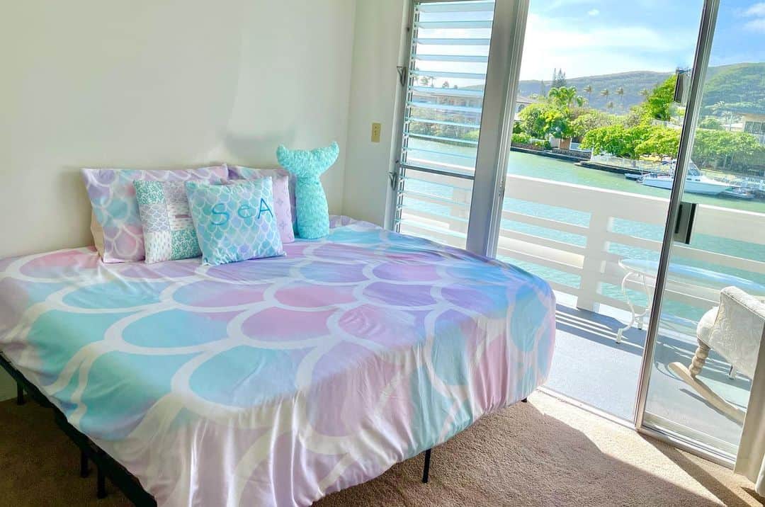 Moco Lima Hawaiiさんのインスタグラム写真 - (Moco Lima HawaiiInstagram)「MLH 布団カバー, ブランケット, クッションカバー マーメイド柄で昼寝でもいかがですか？  #naptime#withyou#relaxtime#relax#sleepy#afternoon#sleepgood#sleepwell#sleeptight#sweetdreams#nighttime#hawaii#oceanview#mermaid#bluesky#bluewaves#mocolimahawaii#designer#bedroom#bedroomdecor#love#stayhome#smile#昼寝#眠い#リラックス#リラックスタイム#ベッドルーム#ハワイ#海」2月26日 12時25分 - mocolimahawaii