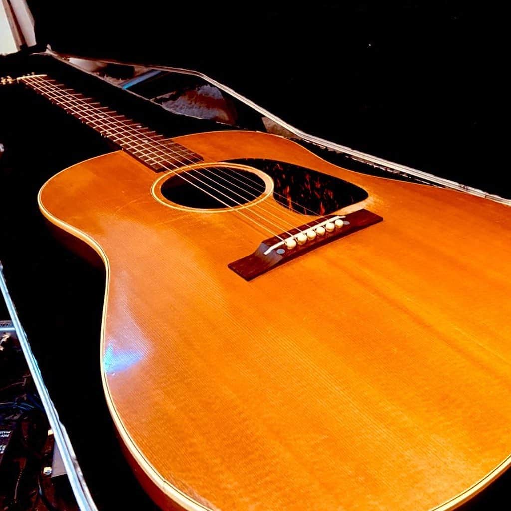 山岸竜之介のインスタグラム：「my new gear… 1951 Gibson J50  50年代初期スモールピックガードのJ50 生の音、もちろん抜群にいいです なんか 全てを知ってる楽器の音がしてます笑 これからこのギターで 沢山曲作っていこうと思います☺️ #Gibson #J50 #neosoul #vintageguitar #acousticguitar #guitartribe」