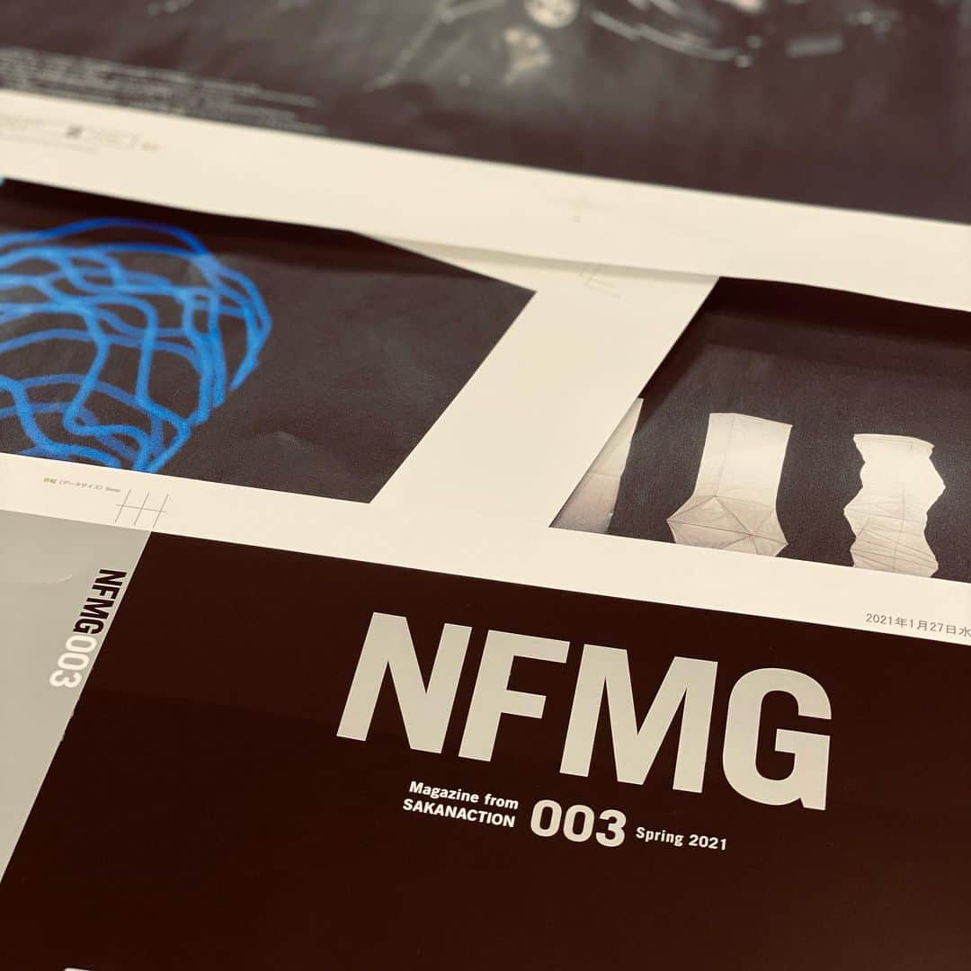 サカナクションさんのインスタグラム写真 - (サカナクションInstagram)「#NFmember 年会費コース特典の「#NFMG 003」 2月下旬の発送とご案内しておりましたが、制作・製造進行の都合上、3月5日(金)からの発送となります。  楽しみにお待ちいただいている皆様には、お詫び申し上げます。 今しばらくお待ちください。  また、会員限定特典として、今回は「NF REFLECTIVE STICKER」を同封します。 冊子の中に挟んで同封いたしますので、開封の際はご注意ください。」2月26日 12時26分 - sakanaction_jp