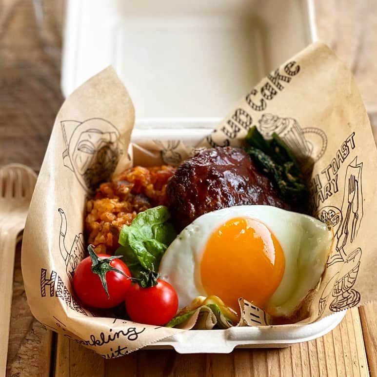 Atsukoのインスタグラム：「今日のお弁当 2021.02.26  チキンライス ハンバーグ 目玉焼き 小松菜胡麻和え プチトマト  今日はこれから娘のお友達が泊まりに来る予定。いつも大学近くに下宿している友達の家に泊まらせてもらってるので、今日はおもてなししなくては！🤣🤣  といってもいつものご飯ですみません😂  これから色々仕込みます😋😋」