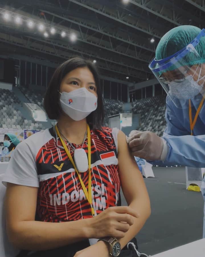 グレイシア・ポリーのインスタグラム：「To me, so many histories have been made here, at Istora Senayan. Today, it has witnessed yet another history; the Covid-19 vaccination.  Terimakasih buat pemerintah Indonesia yang telah memberikan vaksin Covid-19 kepada kami sebagian atlet-atlet Indonesia serta official disaksikan oleh Bapak Wakil Presiden @kyai_marufamin @wapresri.go.id dan Bapak Mentri Olahraga dan juga beberapa pemimpin Indonesia.  @dkijakarta @kemenpora @kemenkes_ri @badminton.ina @jokowi」