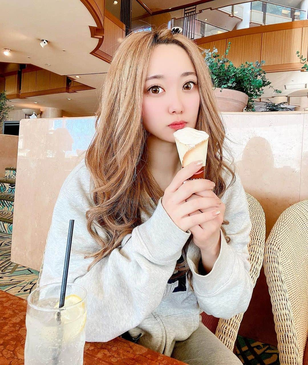 松本ゆんのインスタグラム：「🍦💕🍦💕🍦💕 #goodmorning 🌈🌞💖 안녕하세요〜!!! 今週は花粉症🍃悪化して風邪みたいな 症状が続いてる1週間です(´°̥̥̥̥̥̥̥̥ω°̥̥̥̥̥̥̥̥｀)  たった1週間連絡取ってなかっただけで 妹ちゃん(友達)👩‍🦰から生存確認のTEL☎️ きましたっっ🤣💕💕lol ㅋㅋㅋㅋㅋㅋㅋㅋㅋㅋㅋㅋㅋㅋㅋㅋㅋ #japan #travel #travelphotography #instatravel #좋아요 #팔로우환영 #팔로우환영 #오오티디 #여행 #여행스타그램 #여행에미치다 #여행중 #가족여행 #離島 #静岡県 #熱海 #初島 #熱海港 #atami #shizuoka #hatsushima #nomakeup #初島エクシブ #エクシブ #familytrip #follow #me #icecream #恵比寿マスカッツ #松本ゆん」