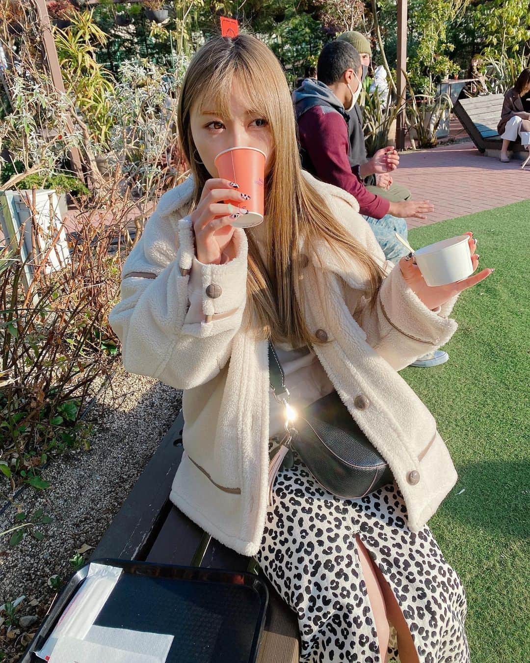 西村季里子さんのインスタグラム写真 - (西村季里子Instagram)「・  SHARE GREEN MINAMI AOYAMA🌴  自然たっぷりな場所で飲むコーヒーは 格別に美味しかった☕️🌿  でも、最近また寒いから冬眠したい💤(?)  まだまだ春は遠いなあ〜  #sharegreenminamiaoyama  #シェアグリーン南青山#青山 #青山カフェ#青山一丁目 #表参道カフェ#カフェ巡り #コーヒー#coffee#cofe #ソフトクリーム#icecream  #自然#緑#芝生#follow#followｍe」2月26日 12時31分 - kiriko_nishimura