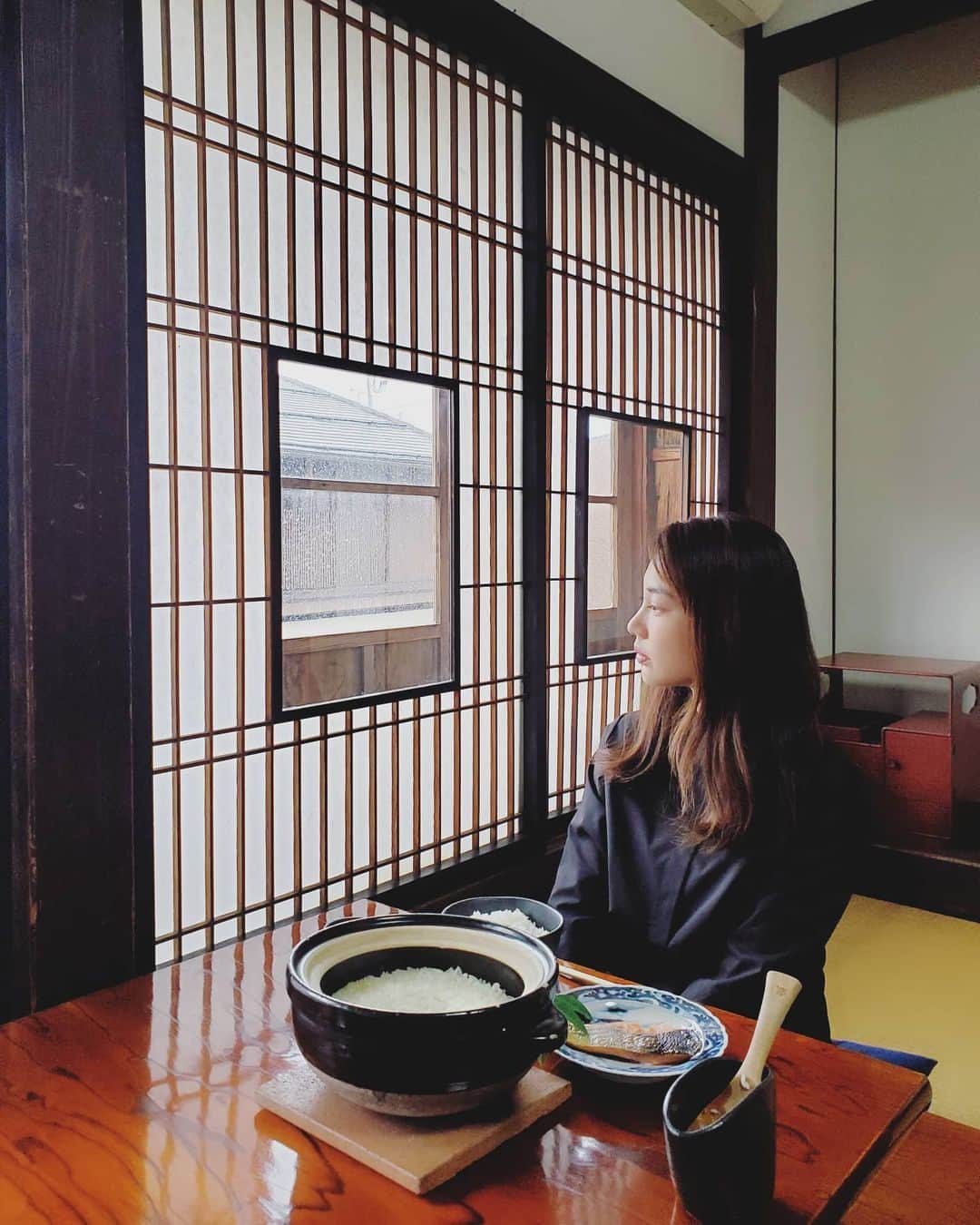 のインスタグラム：「雪景色を眺めながら 塩引き鮭と土鍋ご飯🍚  #最高 #ご飯が進む 😋  #新潟#千年鮭きっかわ#千年鮭井筒屋#新潟県村上#新潟グルメ」
