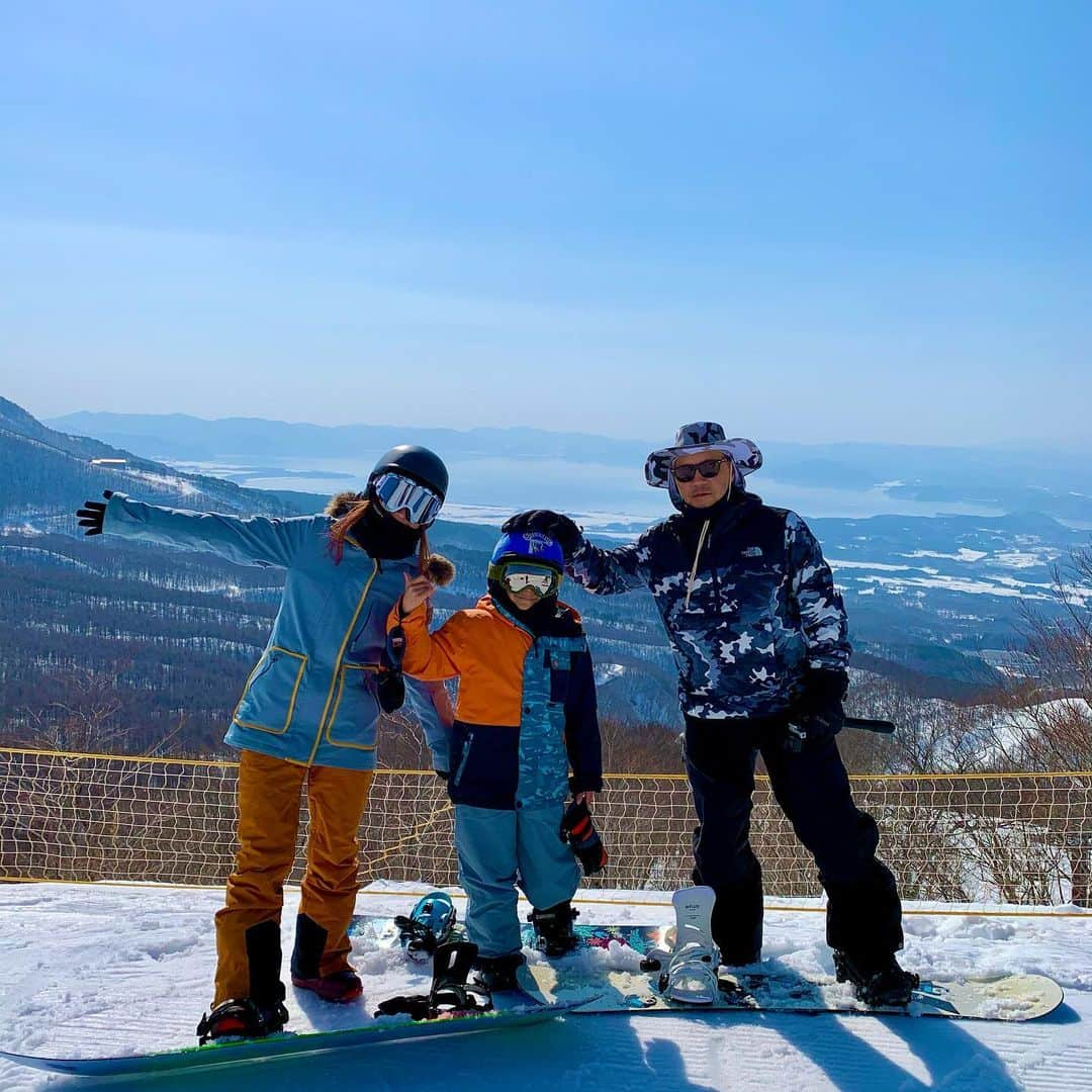 上田ユキエさんのインスタグラム写真 - (上田ユキエInstagram)「Family snowboarding ❤️ @altsbandai #snowboarding #family #japan #tohoku #altsbandai #スノーボード #家族 #日本 #東北 #アルツ磐梯」2月26日 12時40分 - yukie_ueda