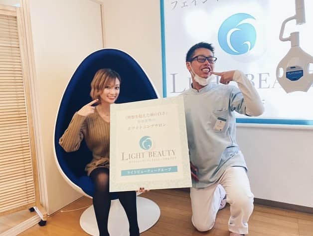 のインスタグラム：「. 🦷✨🦷✨🦷✨🦷✨🦷✨🦷 . ここホントすごいので最後まで読んでくださーい😍！！！！✨ . . 先日、ライトビューティー関内店さんのところでホワイトニングしてきました☺️💕 . セルフホワイトニングは昔ちょっとやったことあったんだけど、前やった時はあんまり効果感じなくて、、 . 医療でしか無理なのかなぁ～高いなぁ、痛いよなぁ～ って思ってたんですが、、 . こちらのライトビューティーさん、 ほんっまに、本気でヤバいです！！！ . なんと、、、 . お試しの30分でセルフホワイトニングで ３～４トーン白くなりました！！！！😭😭😭😭😭😭 . これ本当に盛ってるとかじゃなくてほんとです😭 . 最初の15分の1回目で効果はっきり見えて、2回目でさらに白く！！ そして医療ホワイトニングだと出来ない、ホワイトニング後に着色しづらくするコーティングもされるので 歯がツルツルで後の食べ物そんな気にしなくてもOK!✨ . . しかも痛くもないしあっという間だしさらに店長さん(1枚目に一緒に写ってる方)が気さくで楽しい！笑っ . . ほんとにホワイトニングどうしよっかなって悩んでる方は、全員是非とも、体験だけでもここに行っていただきたいです！！ . . しかも今回私がやった体験も30分 2970円、、😭 こんなに安く1回で３．４トーン上がるから是非お試しください～！✨(個人差はもちろんあるかと思いますが効果はわかるはず！) . . 是非お試しあれー！ ほんとにオススメ！！！！ . .｡* ❤︎… …❤︎*。｡* ❤︎… …❤︎*。 お問い合わせはこちら⇩⇩⇩☎️  ライトビューティー関内店﻿に、 DM予約、LINE予約、電話予約﻿ してみてね!!📩📲﻿ ・﻿ 👇プロフィールリンク👇 @light_beauty_kannai TEL：09035441580 LINE🆔hideki8869 ・ ｡* ❤︎… …❤︎*。｡* ❤︎… …❤︎*。 .」