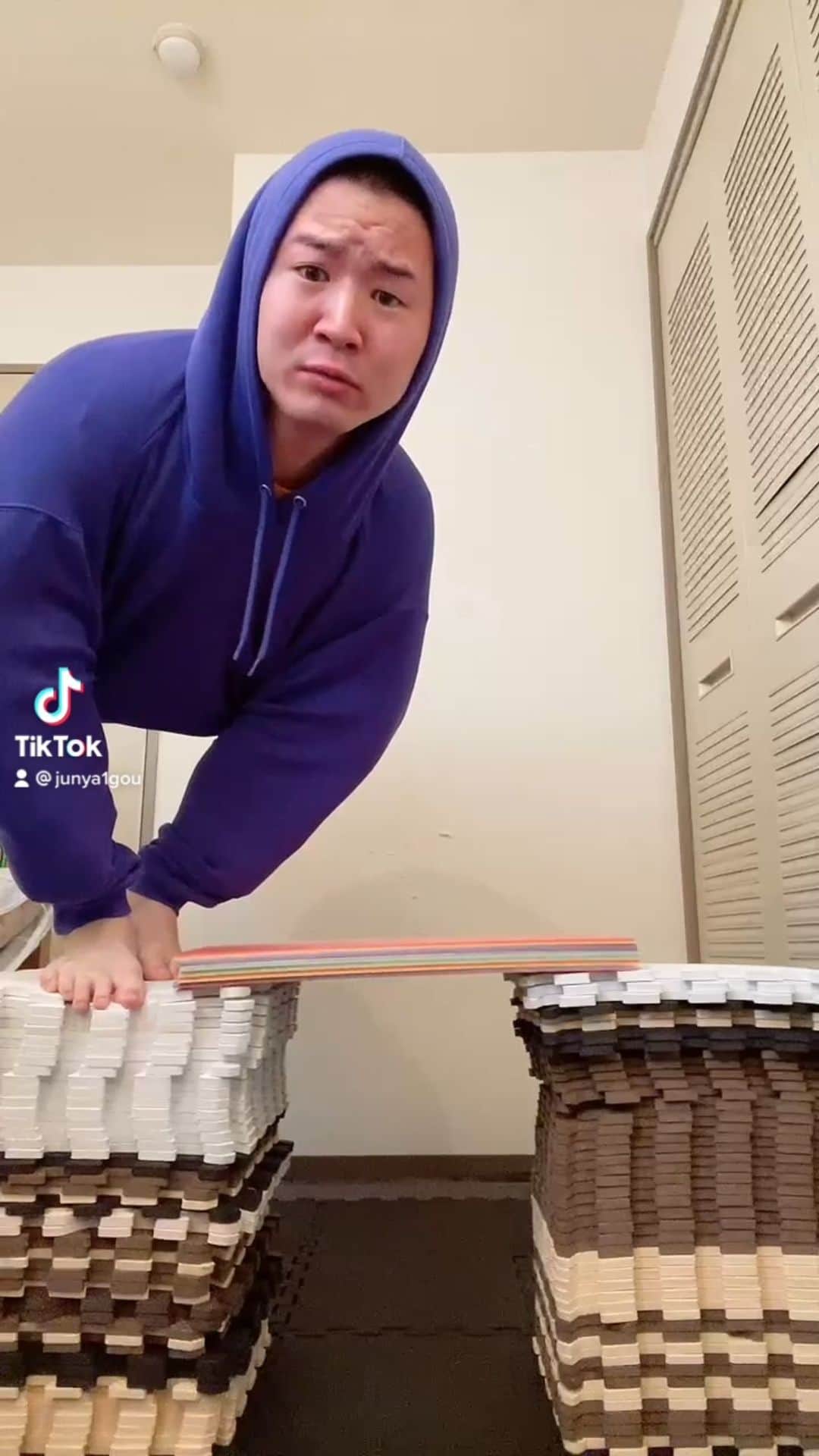 じゅんやのインスタグラム：「HOODIE CHALLENGE パーカーチャレンジ」