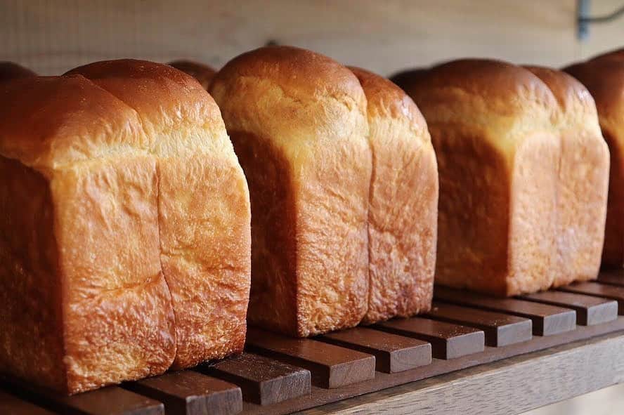 丘の上のパン屋 さんのインスタグラム写真 - (丘の上のパン屋 Instagram)「2021.02.26﻿ ﻿ 丘の上のパン屋です。﻿ ﻿ 本日もたくさんのみなさまのご来店ありがとうございました。﻿ ﻿ 人気の食パン、プレミアムブレッドたくさんお求めいただき本日分も完売いたしました。﻿ また、明日もたくさん焼き上げますのでよろしくお願いします。﻿ ﻿ −−−−−−−−−﻿ ﻿ 💬 新型コロナウイルスの感染予防対策﻿ ﻿ ・営業時間 9:00～17:00﻿ ・定休日 月曜日、火曜日﻿ ・テラス席の利用は、30分となります﻿ ・テラス席でのゴミは各自お持ち帰りください﻿ ・3名様までの入店制限﻿ ・マスクを着用していない方は入店をお断りする場合がございます﻿ ・お並びの際は間隔を約2m程開けて頂く﻿ ・入退店時の手指消毒﻿ ﻿ 店内は窓を開け、大型換気扇と空気清浄機を設置しております。﻿ ﻿ エコバッグご持参頂きましたお客様には、ご自身でのお包みをご協力頂き、使用したテーブルはその都度消毒しております。﻿ ﻿ 窮屈なお願いばかり申し上げて、申し訳ございません。﻿ ﻿ 感染拡大防止にご協力頂けたら幸いです。﻿ ﻿ −−−−−−−−−﻿ ﻿ 💬 マイバックをご持参ください﻿ ﻿ レジ袋は有料となります。﻿ ゴミ削減にご協力お願い致します。﻿ ﻿ −−−−−−−−−﻿ ﻿ 💬 ご予約について﻿ ﻿ ●予約可能商品﻿ ・食パン(9:30/14:00)﻿ ・カンパーニュ﻿ ・バゲット﻿ ・エッグタルト﻿ ﻿ ※グルテンフリー米粉パン(プレーン、大納言)﻿ ※一升パン﻿ (※は木、金のお渡しになります)﻿ ﻿ 📞 045-530-9683（クロワッサン🥐）﻿ ﻿ −−−−−−﻿ ﻿ 🏷﻿ #丘の上のパン屋 #食パン #横浜 #青葉区 #たまプラーザ #ベーカリーカフェ #パン屋 #パン #パン屋さん #横浜パン屋 #🍞 #焼き立てパン #美しが丘 #美しが丘西 #田園都市線 #天然酵母 #国産小麦 #農薬不使用 #上白糖不使用 #脱プラスチック #bakery #boulangerie #boulanger #yokohama #instabread #sourdough」2月26日 18時13分 - okanouenopanya