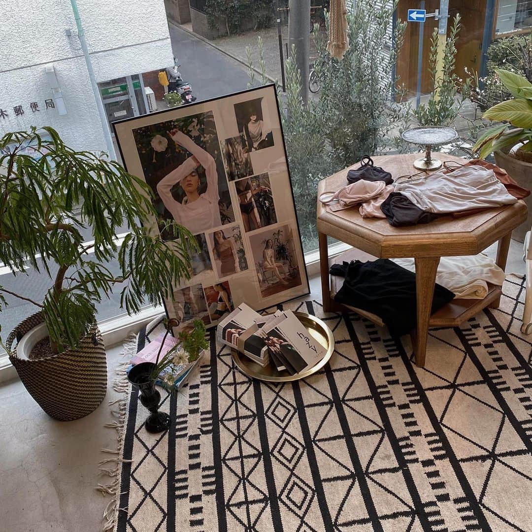樽見麻緒のインスタグラム：「ׅ 大久保さんの立ち上げたインナーウェアブランド @hazy_tokyo_  のPOPUP SHOPにお邪魔してきました🚪 シンプルで肌触りも上質で、デザインが素敵でした♡ 右のドタイプなスカートもオーダーした💛 履く日が楽しみだな〜🥰✨  初めて出会ったのは私がまだ20歳くらいの時で、何年もこうしてお誘いしてもらえて本当に嬉しい💞 ありがとうございました！ ׅ」