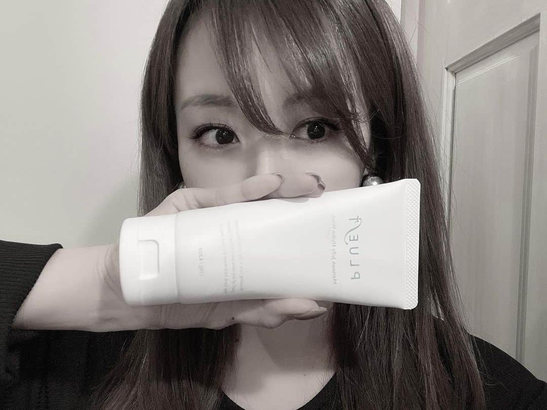 SARAKIMISAKIさんのインスタグラム写真 - (SARAKIMISAKIInstagram)「. 乾燥肌の強い味方。 @pluest_official の洗顔ジュレ🚿  「保湿剤で洗う」というコンセプトの洗顔ジュレだから、洗顔しながら潤いが補給できるのが嬉しい✨  赤ちゃん用スポンジにも使われているマンナンスクラブという、こんにゃくいも由来の100%天然由来成分の優しい柔らかなスクラブが入っているから、古い角質も落とせるし、皮膚科共同開発だから、敏感肌の人でも使えるよ☺️  @pluest_official  URL：https://lp.pluest.com/lp?u=ins02  #プルエスト  #pluest  #マンナンジェリーハイドロウォッシュ  #洗顔料  #ドクターズコスメ  #乾燥肌対策  #保湿ケア  #洗顔ジェル  #毛穴ケア  #美容  #美容好きな人と繋がりたい  #ゴルフ女子  #ゴルフ男子  #ゴルフ好きな人と繋がりたい  #pr  #急なセピア #撮り方のネタ切れです」2月26日 18時13分 - misarasara.golf