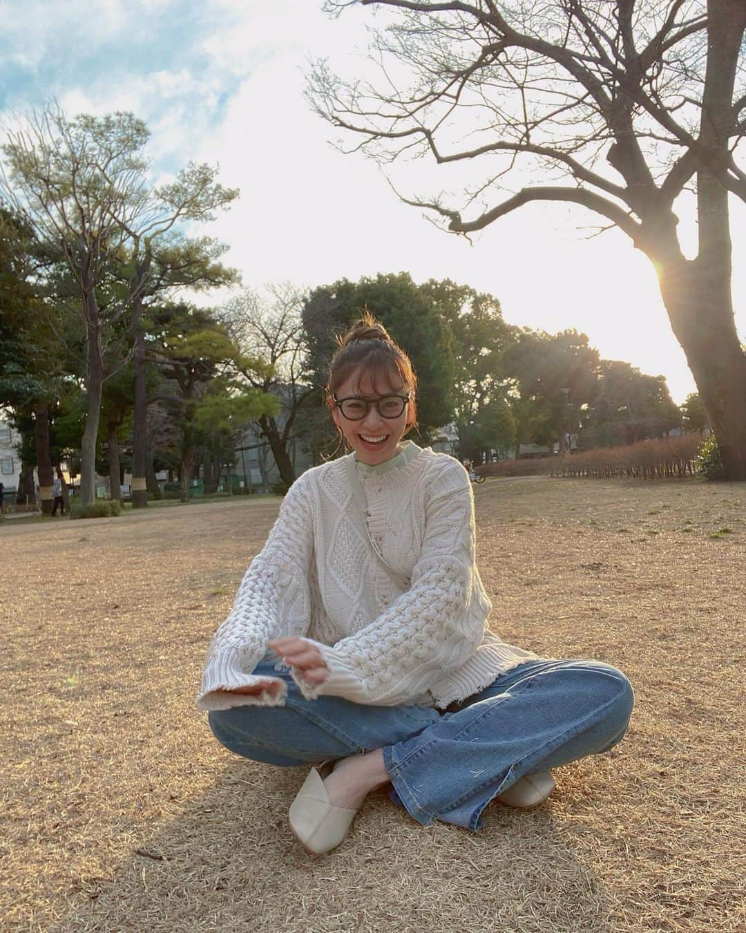 希帆さんのインスタグラム写真 - (希帆Instagram)「おやすみの日は、 公園で、 ニットにデニムでゆる〜く過ごしました🥱♡ 着心地良いニットカーディガン☺️ @reedit_official 春はもうすぐそこですね🥳🌸 #reedit#リエディ#リエディスタ #エシカルファッション #サステナブル #SDGs #2020AW #fashion#ootd #大人カジュアル#今日のコーデ」2月26日 18時14分 - k_i_h_o_