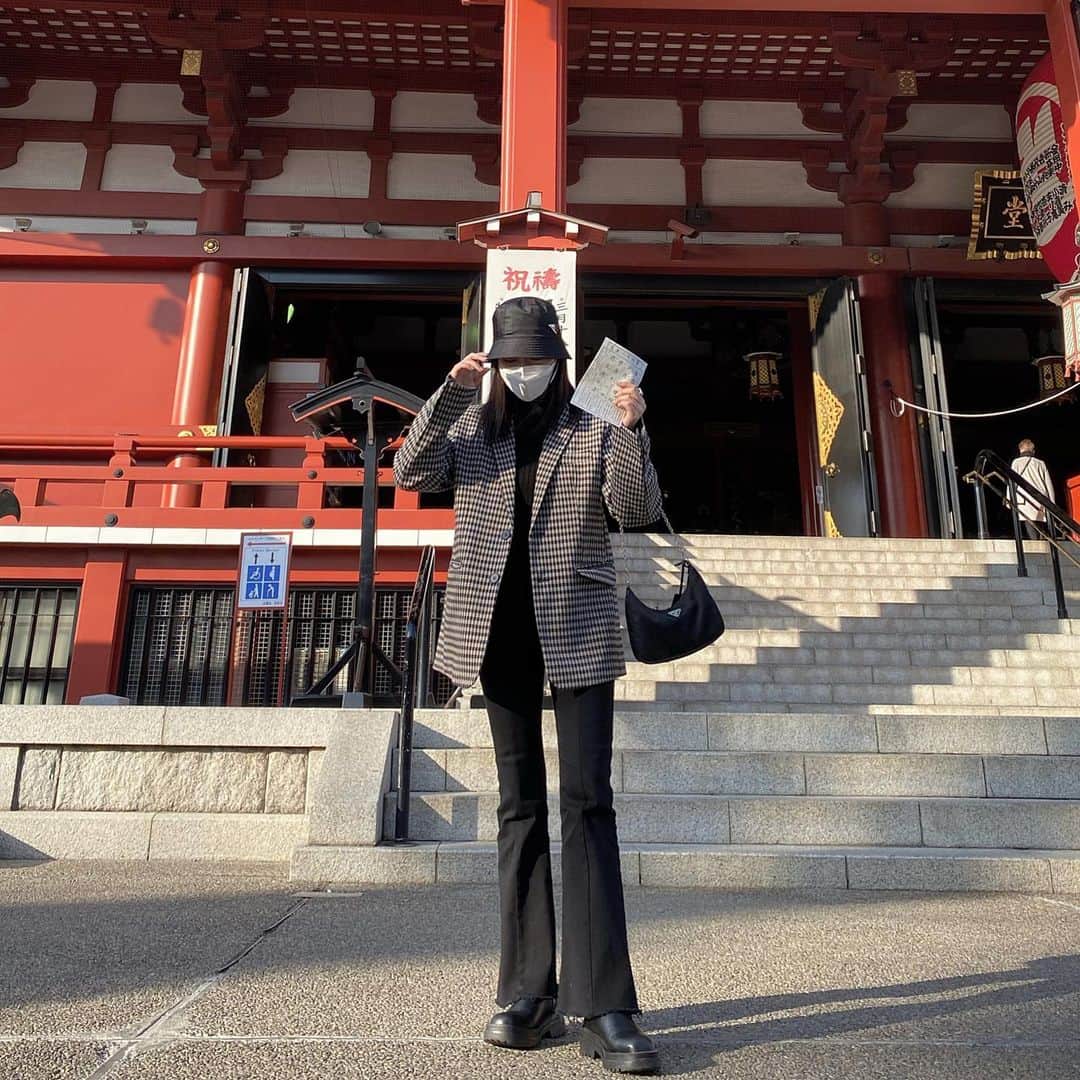 河崎みーなのインスタグラム：「やっと今年初のおみくじ引けたのに悪い事ばっかり書かれてたのでもう記憶から消しました🇯🇵🍣  まあおみくじなんかで1年間の運勢なんか決められちゃ困るぜ🦐(いいこと書いてる時のおみくじは信じてる) . .」