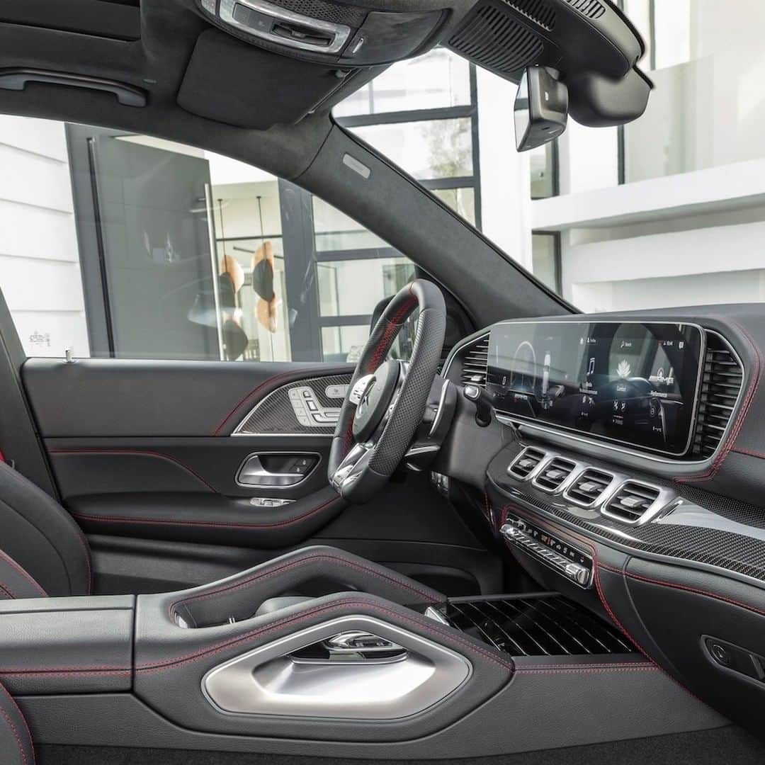 Mercedes AMGのインスタグラム：「[Kraftstoffverbrauch kombiniert: 9,6 l/100 km | CO₂-Emissionen kombiniert: 220 g/km | amg4.me/efficiency-statement | Mercedes-AMG GLE 53 4MATIC+ SUV]  The mark of precision inside and out.  #MercedesAMG #AMG #DrivingPerformance #GLE53」