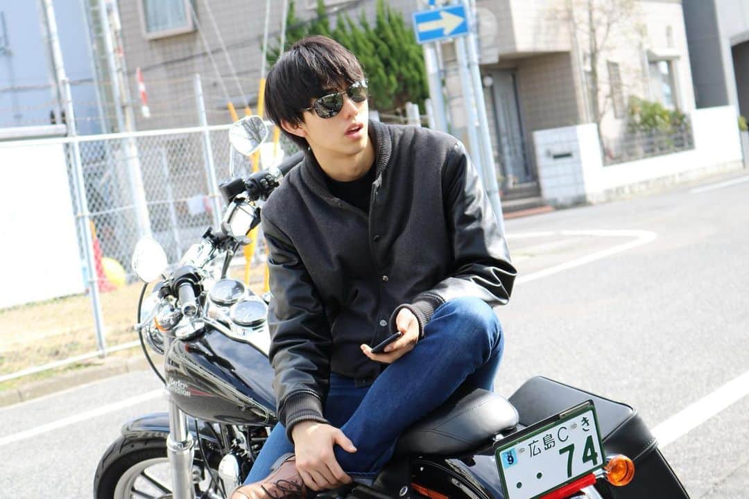 吉川大貴のインスタグラム：「最近久しぶりにバイク乗りたい欲が再燃してきまして、写真調べて見たり昔乗ってたバイクを見返したりしてます。 白バイ隊員になりたくて、すぐ大型免許取って同じ車種のCBにも乗って色んなところ走って練習したのが懐かしい。  今はもういない、乗ってたハーレー。  この写真が19歳とかだから、もう5年が経とうとしてると思うと恐ろしい。  #バイク  #バイク好き  #ハーレーダビッドソン #lowrider」