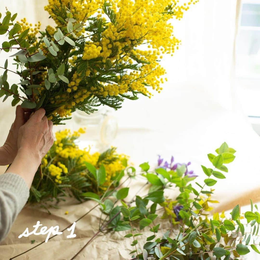 Orangina オランジーナ公式さんのインスタグラム写真 - (Orangina オランジーナ公式Instagram)「Bonjour🇫🇷   フランスに春の訪れを告げる ミモザ☀️   花屋さんに黄色いミモザが並んで いい香りです😊   今日は フローリストさんに聞いた 簡単にできるミモザのブーケの作り方を ご紹介します💐   。。。。。。。。。。。。。   用意するもの   ☘️ミモザ　1束 ☘️ユーカリ　4､5枝 ☘️ブルー系の花　2､3枝 （今回はクレマチス）   。。。。。。。。。。。。。   ①ミモザの枝1本を軸にして その周りを斜めに沿うように ブーケを回しながら ミモザ、ユーカリをプラスしていく☝️   ②同じように ブーケを回しながら ブルー系の花を斜めに沿わせてプラス✌️   ③最後に 両サイドに1本ずつユーカリをプラスし ラフィアで束ねて完成👐   。。。。。。。。。。。。。   花瓶にはぬるま湯を入れて 2日ごとに取りかえると ミモザが長持ちするそうです👀   ミモザのブーケとオランジーナで🍊 テーブルが春色になりました✨    #orangina #France #Soda  #オランジーナ #フランス生まれ #炭酸飲料 #フランス #ミモザ #春 #ブーケ」2月26日 18時08分 - orangina_jp
