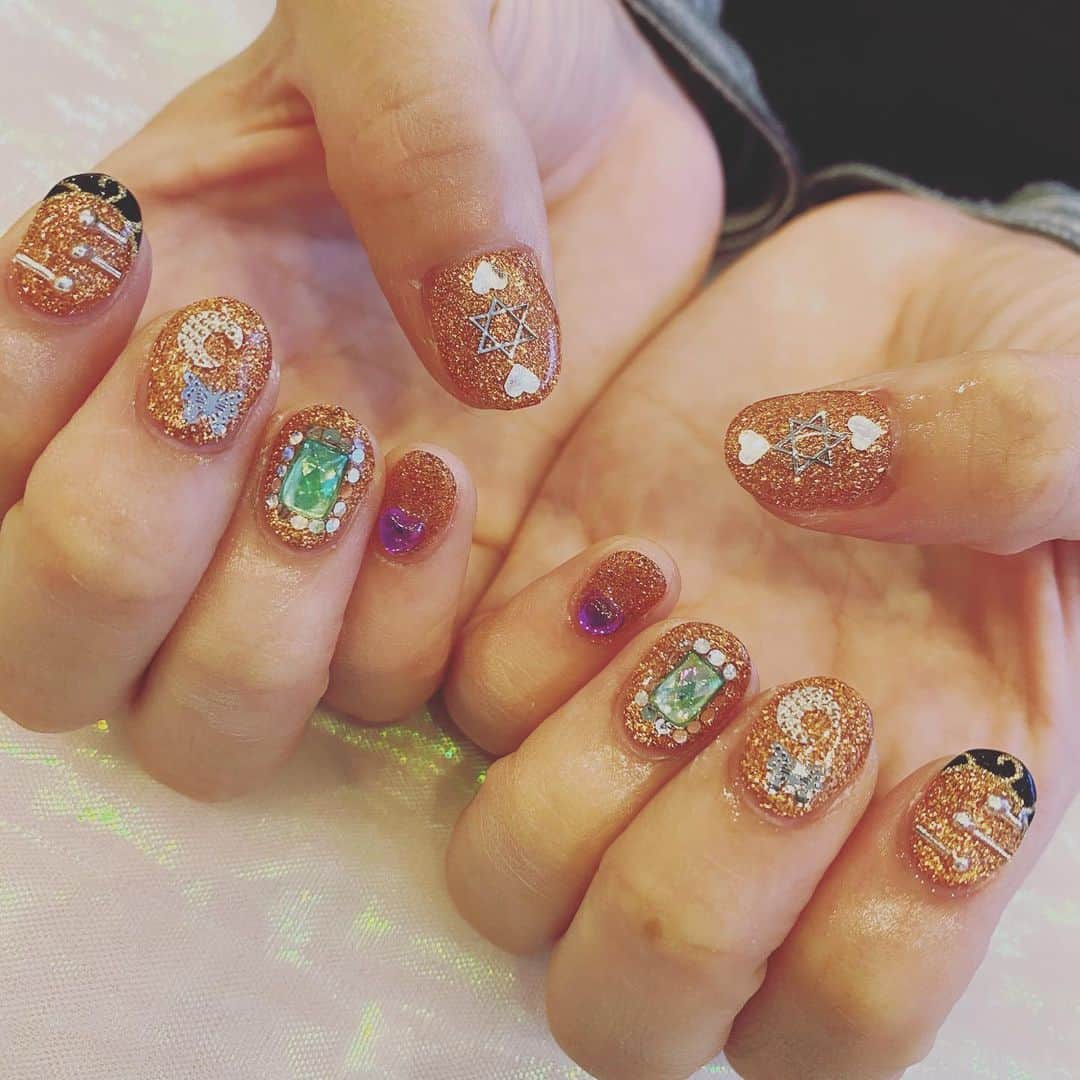 星流さりあのインスタグラム：「……………★……………  2月のネイル💅🏼  銀魂愛、神威愛が再熱しまして 痛ネイルにしてもらいました。  幸。  #銀魂 #神威ネイル #オレンジ #ネイル #ネイルアート」