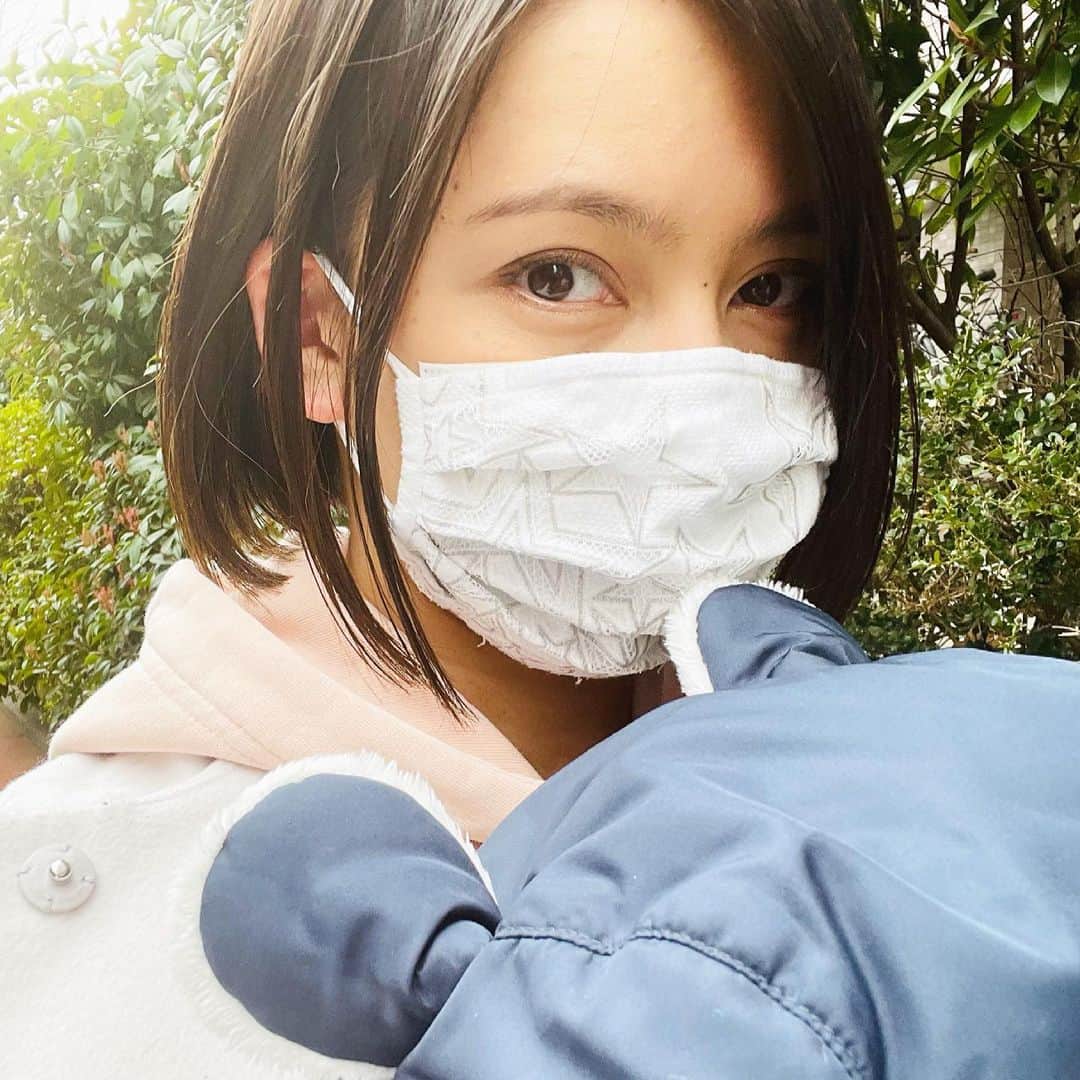 のインスタグラム：「👶 出産・退院してから1ヶ月が過ぎ、本日1ヶ月検診です！母乳も1ヶ月経たずに軌道に乗っており、流石経産婦さんって感じですよ。しかし、この1ヶ月なんだかんだ盛りだくさんで！私が退院してから早々に床上げで当たり前の日常が始まり、遅れて1週間後に次男も退院。バタバタと日々の生活や溜まってる作業に追われつつ… 母乳が軌道に乗ったものの2時間おきなので終始睡魔と戦っております！！ 産まれてすぐから呼吸器を付けてNICUに入ってしまったので、退院後も心配していたのですが…1ヶ月経っただけで「あ、重い！」と感じるまでに成長しています。赤ちゃんの生命力はすごいです。 母ももっと体力付けて走り回れるようになっておかないと！！ 「子ほめ」という噺で赤子に対して「キューキュー言ってらぁ」という台詞が出てくるのですが、まさにキューキュー言うのでビックリです。(上2人は言ってなかった)人の子もですが、自分の子もやはり褒めるのって難しくて…「子ほめ」の噺を日々痛感しています。キューキュー聞こえる度に「言ってらぁ〜ね」と江戸っ子になってます。 😍 デットバイデイライト(dbd)にハマっているのですが、朝の登園時、工事現場を通る度に「誰か発電してるな？」と思ったり(笑) 最近の唯一の息抜きになっています。 配信できるように上手くなりたいなー！ チェイスがね…  子供の人生、自分の人生と色々と見つめられる時間がたくさんあり、有意義に過ごせているな〜と改めて✋ ただ日々眠すぎて、思考停止ぎみです。長男に買っておいた誕生日プレゼント(ママからの)渡していなかった事に今朝気づき😩本当ごめんよと。携帯ないって家族で探して、見つかった場所がまとめたゴミ袋の中の小分けの袋から出てきたり…天然とよく言われますが、本当最近ボケボケです。人との会話も思考が何度も止まり、あれ？何の話してるのかな？って汗 とりあえずグタグタ長文になっちゃったけど、そんな日ってことで！」