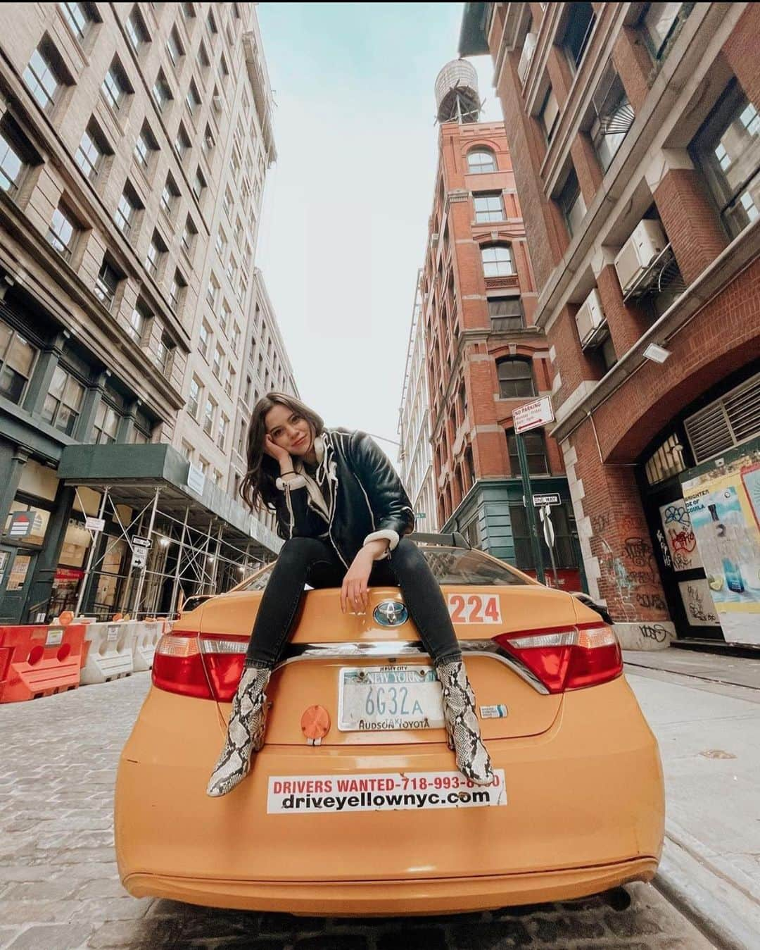 ブランクNYCのインスタグラム：「Driving towards the weekend 🚕 @chezneynicole darling in our #denim」