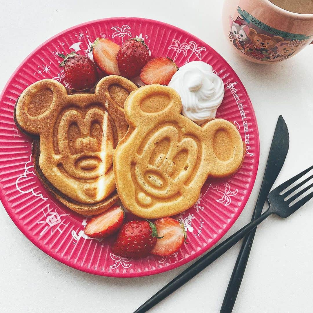 かほこ。のインスタグラム：「ㅤㅤㅤㅤㅤㅤㅤㅤㅤㅤㅤㅤㅤ ㅤㅤㅤㅤㅤㅤㅤㅤㅤㅤㅤㅤㅤ mickey waffle🧇💕 ㅤㅤㅤㅤㅤㅤㅤㅤㅤㅤㅤㅤㅤ 左、生地入れすぎて二重アゴになった 焼き加減が難しい💭 ㅤㅤㅤㅤㅤㅤㅤㅤㅤㅤㅤㅤㅤ まだまだ行けなさそうなので お家でディズニー気分を😌💕 何も考えずコップダッフィーにしてしまた ㅤㅤㅤㅤㅤㅤㅤㅤㅤㅤㅤㅤㅤ #ミッキーワッフル #ワッフル #ワッフルメーカー #おうちカフェ #おうちディズニー」