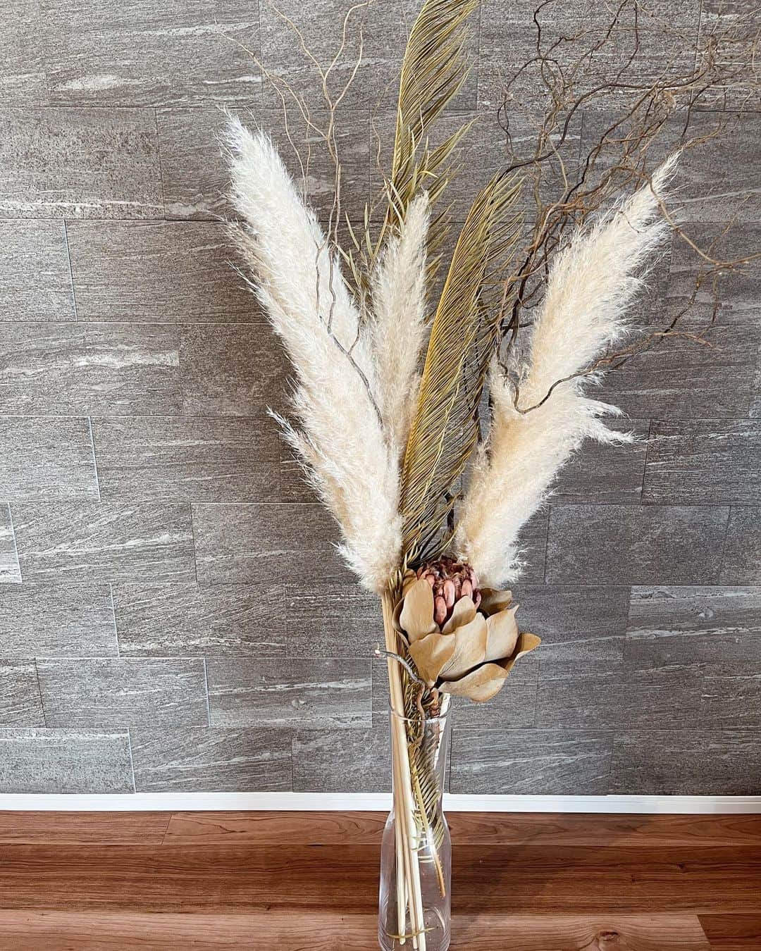 Rimiのインスタグラム：「new dryflower💐 パンパスグラスは去年から元気なまま🤍 新しいドライのリーフとウッドを追加。 前から飾ってたお花を一緒に飾りました✌🏾  #dryflower#dryflowers#dryflowerarrangement#flower#reaf#interiordesign#interior#japan#house#houseplants#houseplantsclub#plants#ドライ#ドライフラワー#ドライフラワーインテリア#アレンジ#インテリア#デザイン#ドライフラワーのある暮らし#日本#横浜」