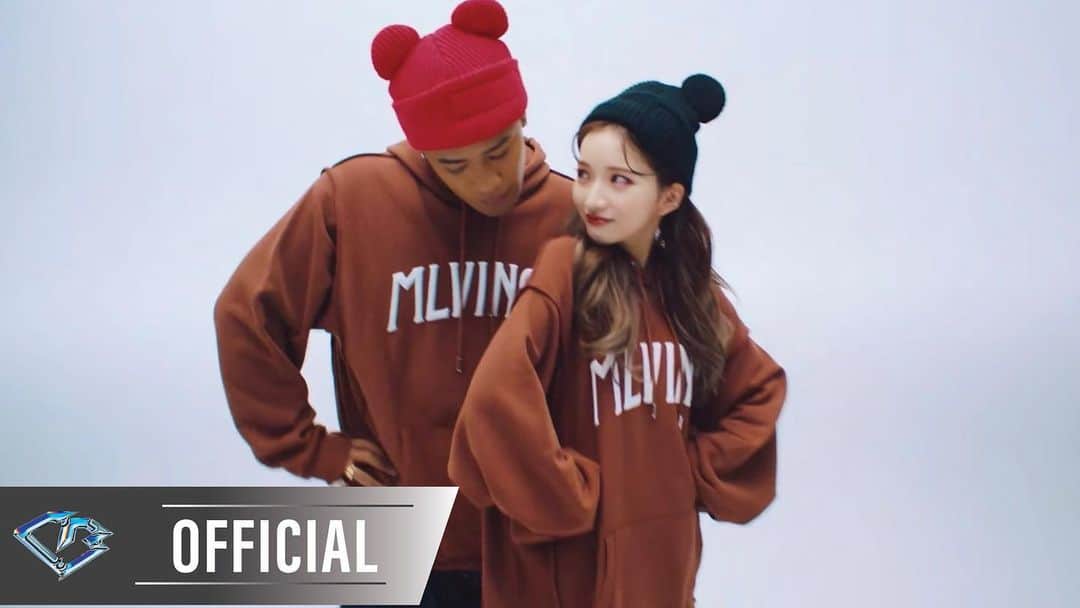 ELLYのインスタグラム：「TONIGHT 20:00 「DoCoDeMoDooR」 ドコデモドア Music video out 🐻✨🔥👱🏻‍♀️🏝✨🚗🔊」