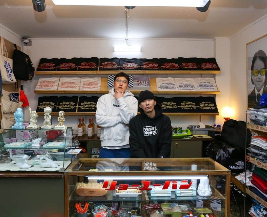 のインスタグラム：「English below / 英語は下に続きます . 『penco® × balansa POP UP STORE』が本日よりスタート！〈balansa〉 のオーナー キム・ジフン氏へのインタビュー記事も公開中。 . 独自の感性でセレクトされる古着やレコード、センスの光るオリジナルアイテムらが国内外より注目を集める韓国釜山のセレクトショップ〈SOUND SHOP balansa〉。そんな〈balansa〉とハイタイドのフラッグシップブランド〈penco〉がタッグを組み、スペシャルなコラボレーションアイテムが誕生しました。 . インタビューでは、古着やレコードの熱狂的なコレクターとしても知られる〈balansa〉 のオーナー キム・ジフン氏にコラボアイテムの魅力から、自身のこだわり、今後の目標に至るまで話を聞いています。ぜひご覧ください。 . ▽インタビュー記事 https://hightide.co.jp/news/7236/ . penco® x balansa POP UP STORE: OPEN TODAY! Interview to Mr. Kim Jeehoon ,owner of balansa, is also available on our official website. (Japanese only) . We are so proud our flagship brand penco® collaborating with one-and-only SOUND SHOP balansa in Busan, Korea, selecting vintage items and records, also actively launching their original products.  . Jeehoon, known for his great collection of vintage apparel and records, talks about himself, also what he likes about our collaboration.  . @penco_jpn @balansa @soundshop_balansa @store.balansa #penco #ペンコ #balansa #バランサ #soundshopbalansa #サウンドショップバランサ #hightide #ハイタイド #collaboration #コラボレーション #popupstore #ポップアップストア #韓国 #釜山 #ソウル #한국 #부산 #서울 #일본 #도쿄」