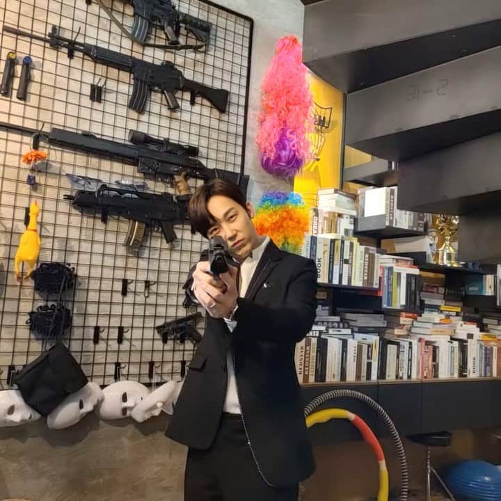 のインスタグラム：「⠀ 윤종훈 배우의 사랑의 총알을 받으세요!! 🔥 ⠀ 오늘 펜트하우스 방송도 기대해주세요^^ ⠀ 언제나 노력하는 운영자와 YK미디어플러스가 되겠습니다. 좋은사진 좋은자료 가져오겠습니다^^ ⠀ #펜트하우스 #펜트하우스2 #시즌2 #윤종훈 #하윤철 #하박사 #병약섹시 #흑화섹시 #박력섹시 ⠀」