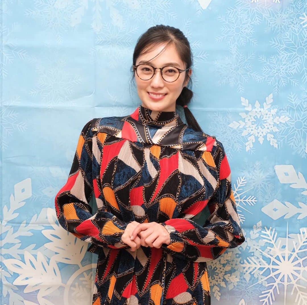 小澤真利奈さんのインスタグラム写真 - (小澤真利奈Instagram)「昨日の、YouTube大喜利の衣装はこちら✨  くるみらTVのInstagramでリールもフルバージョンでお楽しみください♡ 川元さん…最高すぎます🤣  #くるみらTV @kurumiratv  #YouTube大喜利 #昨日の衣装 @little_trip_to_heaven  #littletriptoheaven #vintageclothing  #ダブルブッキング #川元文太さん @harajukuchicago_official  #原宿シカゴ  #Photo #カメラマン #ほりたよしか さん @yoshikahorita  @caminari_inc   #スタイリスト #まりちゃん @maritanimoto   #今日のくるみらTVは #20時から #YouTube大喜利 #月に一度の #大喜利選抜会です #楽しみ」2月26日 12時55分 - marina_kozawa_official