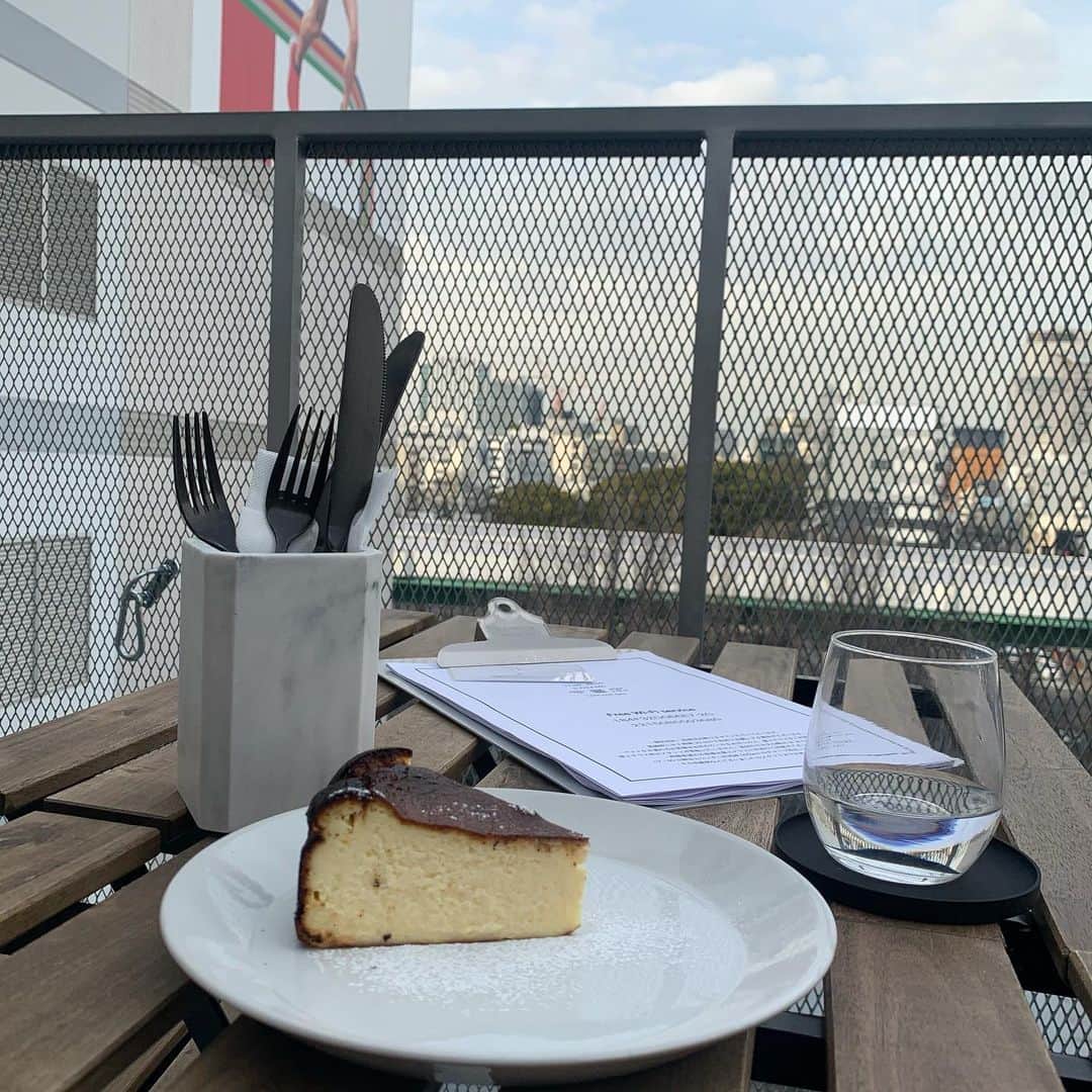 菅原茉椰さんのインスタグラム写真 - (菅原茉椰Instagram)「． ． ． ． テラス席。 花粉症になった今は外で食べたら凄いことになる。 でも、天気のいい日に外に出て ご飯とか食べたら気持ちいいんだろうなぁ〜 ． ． #チーズケーキ #cheesecake #カフェ #cafe」2月26日 12時55分 - maya_sugawara