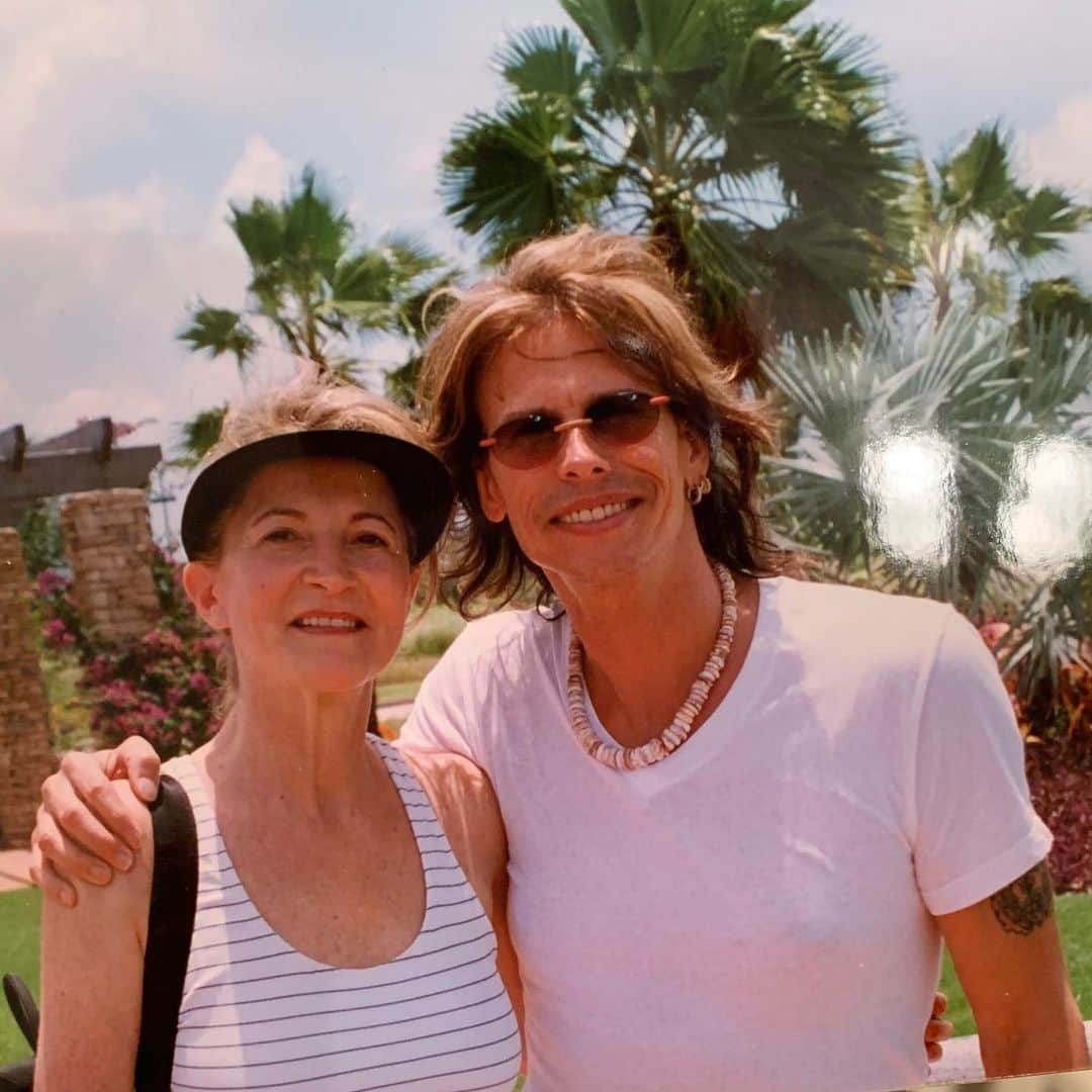 Ilana Wilesのインスタグラム：「This is my favorite pic of my mom. She met Steven Tyler on vacation about ten years ago. First place she saw him was at the brunch buffet where she knew he was famous but could not place him. They discussed cold cereal options. Then that night, my mom and Sam went to use the hot tub by the main pool and Steven Tyler and his wife were in there. My mom and Sam turned to leave and Steven Tyler was like, “Don’t leave! Come on in and join us!” So yes. My mom shared a hot tub with Steven Tyler. Then they all made arrangements to go visit the hydroponic gardens together the next day. Yes, my mom may or may not have looked at marijuana plants with Steven Tyler. This photo was taken on her last day at the resort. She got a pic with Steven by the pool, like they are best friends or something. Apparently, they are the same age! You know what my mom did as soon as she got home? Got tickets for the next Aerosmith concert. Great advertising, Steven Tyler!!! I wish more rockstars targeted the Grammy demographic like this. 😎 @iamstevent」
