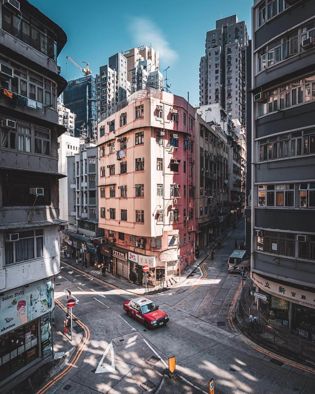 Discover Hong Kongのインスタグラム：「Spotted a red taxi in the quiet streets!  的士穿梭唐樓之間，香港情懷滿瀉！  📷: @ryanlauwp  #DiscoverHongKong #repost」
