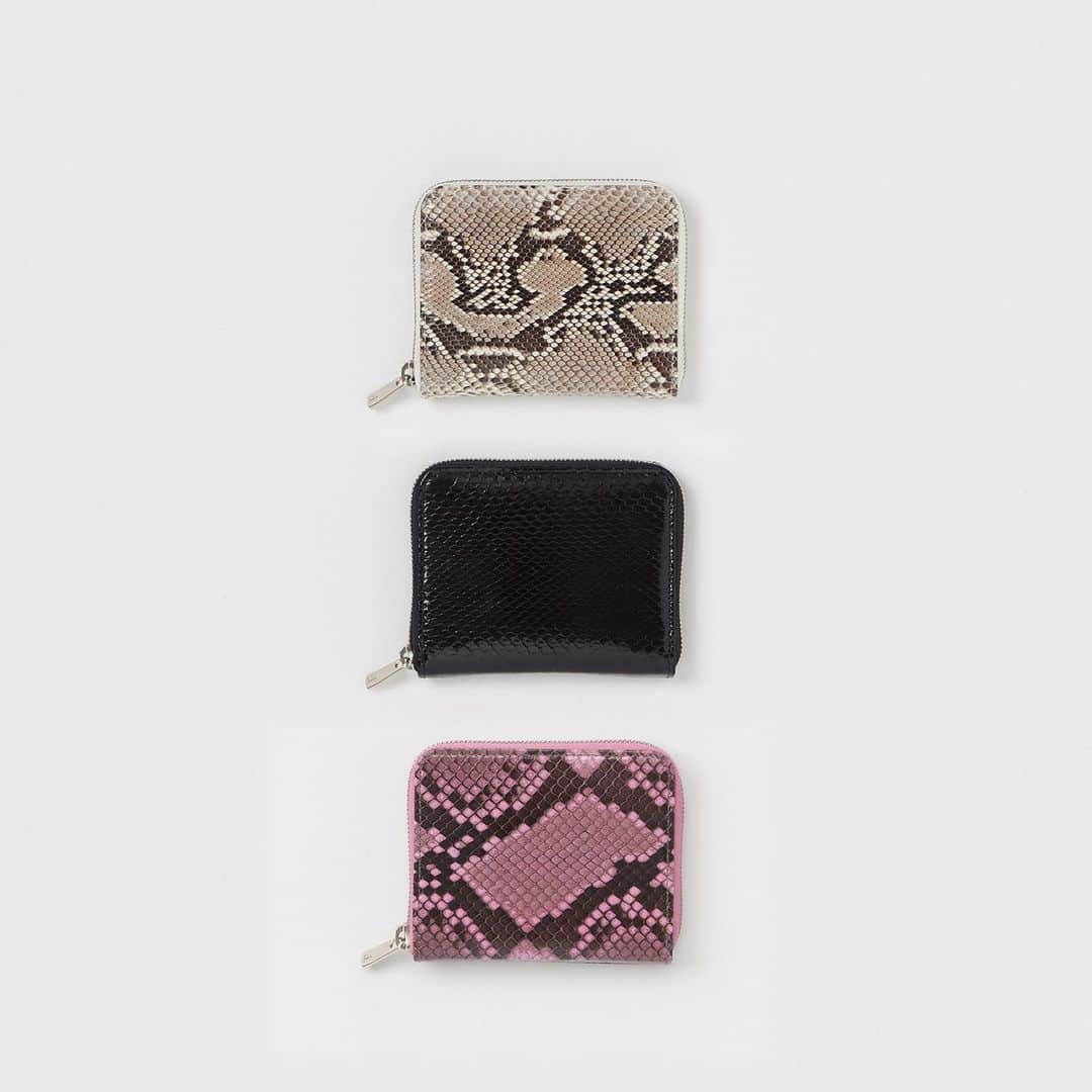 エンダースキーマのインスタグラム：「2021ws(winter/spring) will be at stores from the 6th of Mar.﻿ *flagship stores @sukima_shop and retailers in Japan﻿ ﻿ model: python square zip purse﻿ color: natural python, black python, orchid python﻿ ﻿ #henderscheme #2021ws」
