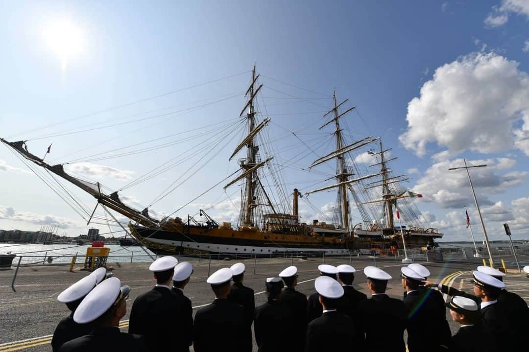 海上自衛隊さんのインスタグラム写真 - (海上自衛隊Instagram)「【 #バーチャル世界一周 】 コロナ禍で見ることができない景色を皆様のもとへ。 2018年、#ポーツマス 🇬🇧の写真をお届けします。 入港時には英国海兵隊軍楽隊と練習艦隊音楽隊が交互に演奏を行いました。 そしてこの優美な帆船は、イタリア海軍の練習船です！  #海上自衛隊  #交流  #青  #海外  #イギリス」2月26日 13時00分 - jmsdf_pr