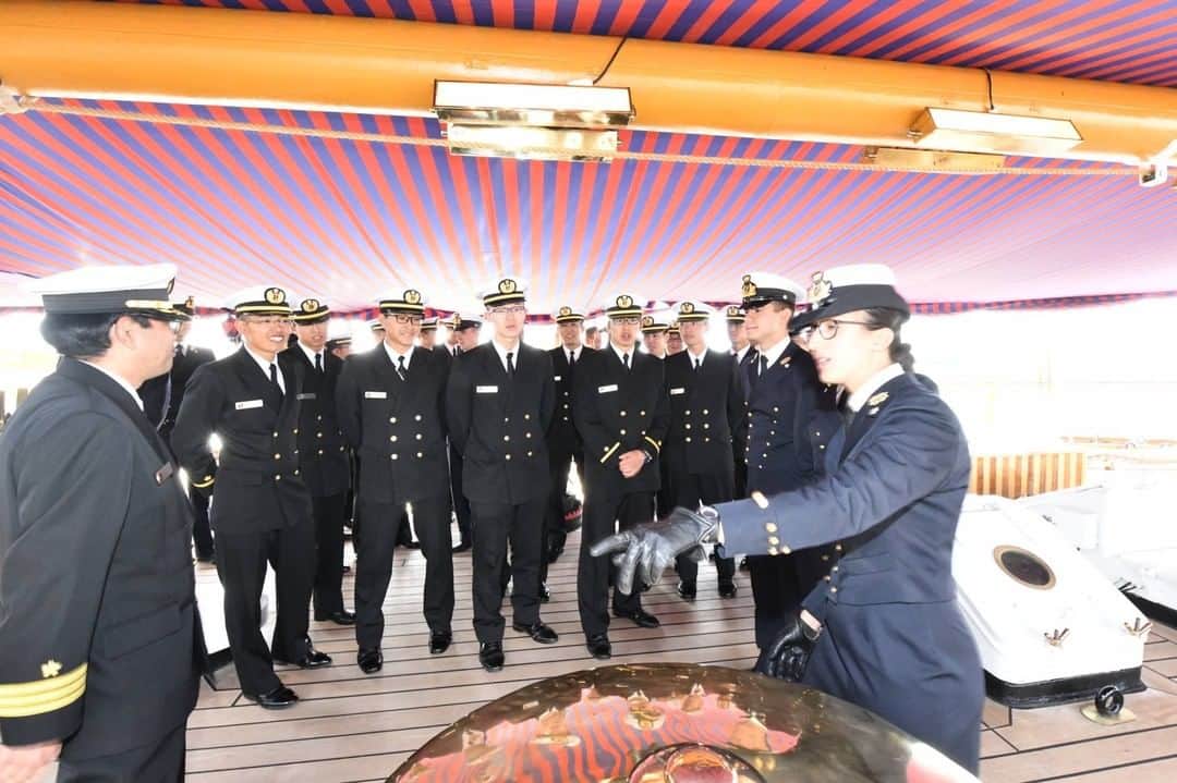海上自衛隊さんのインスタグラム写真 - (海上自衛隊Instagram)「【 #バーチャル世界一周 】 コロナ禍で見ることができない景色を皆様のもとへ。 2018年、#ポーツマス 🇬🇧の写真をお届けします。 入港時には英国海兵隊軍楽隊と練習艦隊音楽隊が交互に演奏を行いました。 そしてこの優美な帆船は、イタリア海軍の練習船です！  #海上自衛隊  #交流  #青  #海外  #イギリス」2月26日 13時00分 - jmsdf_pr