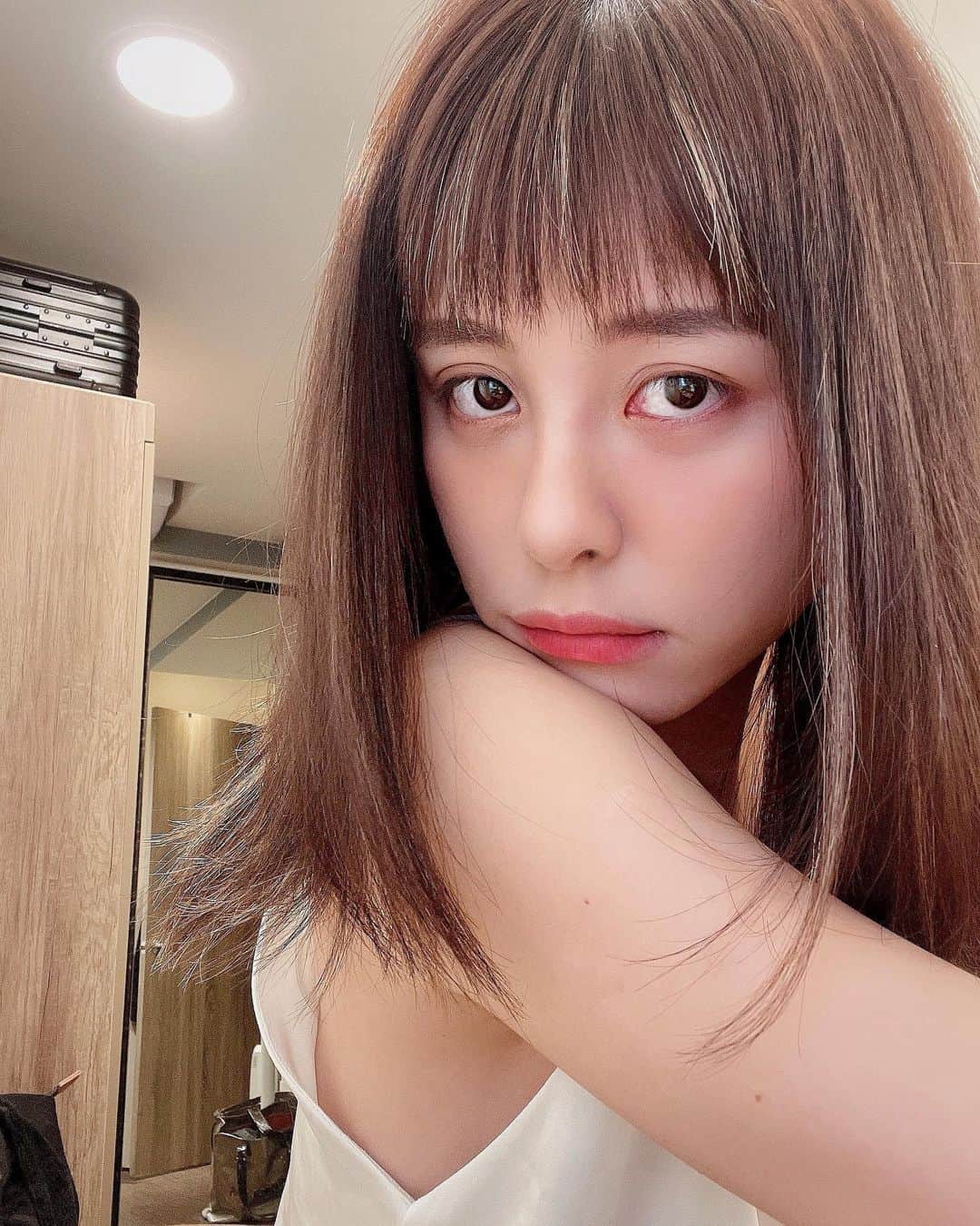 宇珊のインスタグラム：「午安👋🏿 眼皮從過年前過敏到現在 有好一點了～ 但還是長得很像雙眼皮割失敗的人... 我會不會一輩子眼皮就長這樣了🥲 #可憐過敏兒 #眼皮快要碰到眉毛的人生」