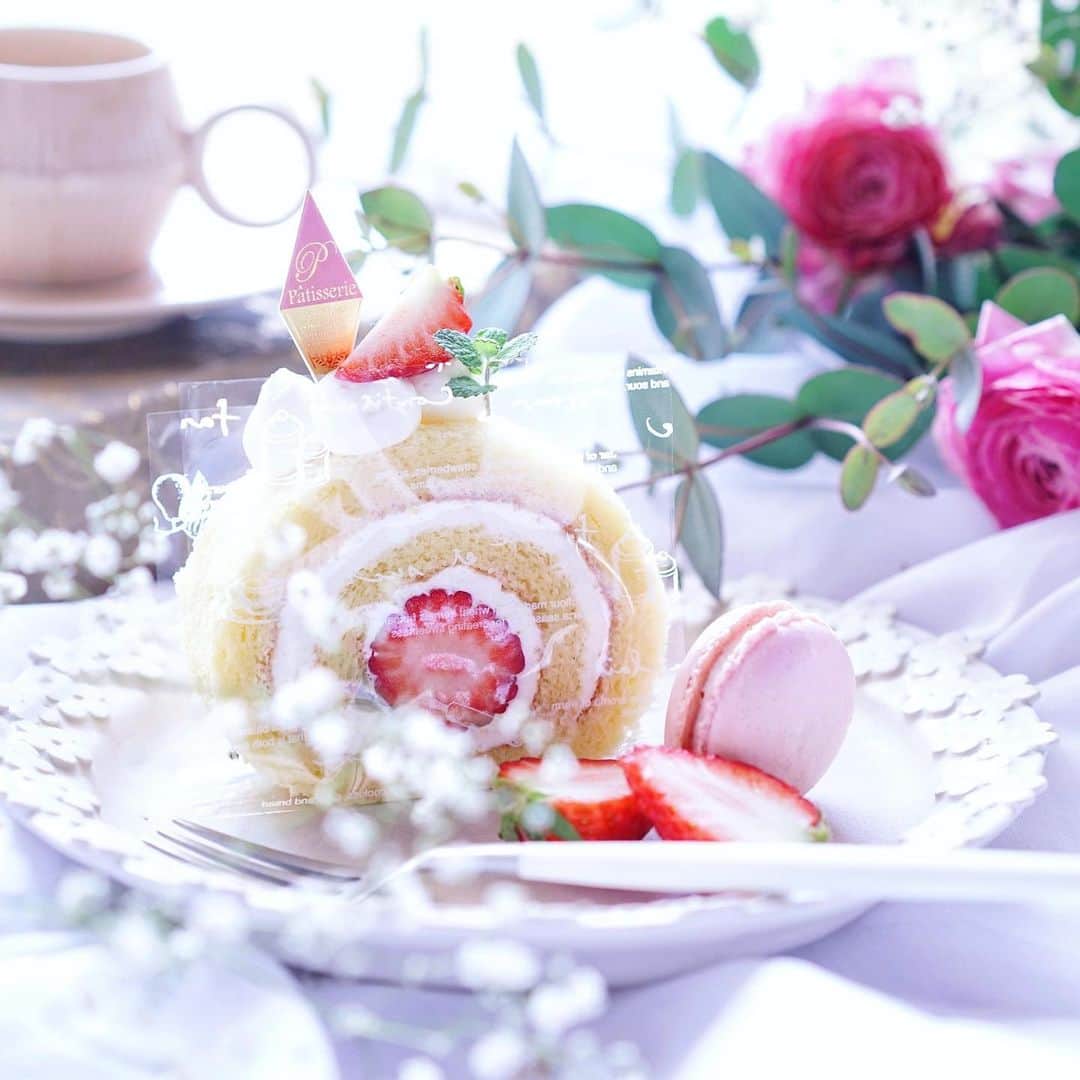 kyoko.✼のインスタグラム：「𓅭𓅭𓅭﻿ きき、金曜日。﻿ #ヨボ﻿ 昨日は午前中、新しい会社の個人面談で…﻿ ロールケーキを作って持参してたんだけど、﻿ 私用で午後からお休みもらってたので、バッタバタ(꒪д꒪II﻿ なんか右往左往してたら、ロールケーキどころか、お茶すら出せず…！！(ﾟﾛﾟ)﻿ ﻿ というわけで、マボロシロールケーキ(ﾉﾟ∀ﾟ)ﾉ﻿ いつものミルキークリームにいちごは紅ほっぺ🍓 ﻿ お見送りもきちんとできないまま、12時からZOOMの用事をこなして、﻿ ダッシュで移動⇒友達ランチ＆お茶して、小学校のPTAに参戦。﻿ 昨夜は8時半に就寝（笑）﻿ ﻿ ロールケーキは長男に持たせようと思ってたんだけど、朝けんかして、それどころじゃなかったので﻿ （あとからごめんなさいLINEきた（笑））まだいっぱいあるよー。﻿ 誰か取りに来て…（笑）﻿ ﻿ちなみにけんかの理由… 息子、納豆食べたくないと言って、泣いて怒ったん😂 #そんなにか 大人になってから、「初めての反抗期、納豆食べたくないって暴れたよねー」ってずっと言われるの、確定（爆笑） #ひどいw  先生とは、次回はゆっくりお話して、お菓子もぜひ食べていただきたいなー。 #訪問の趣旨 ちなみに、ボスと一緒に来られた事務員さんは、甘い物が食べられないと聞いてたので…﻿ 準備したのは→スワイプしてね👀﻿ セ レ ク ト お か し い 。﻿ #PRじゃないよw これも結局渡せなかったんだけどな！(ﾉﾟ∀ﾟ)ﾉ←食べた﻿ 帰りの車の中で、モーレツ一人反省会じゃよ！﻿ #恒例﻿ ﻿ 週末は、野球の公式戦！﻿ お天気どうかなー⋆̩☂︎*̣̩﻿ みなさんもよい週末を。」