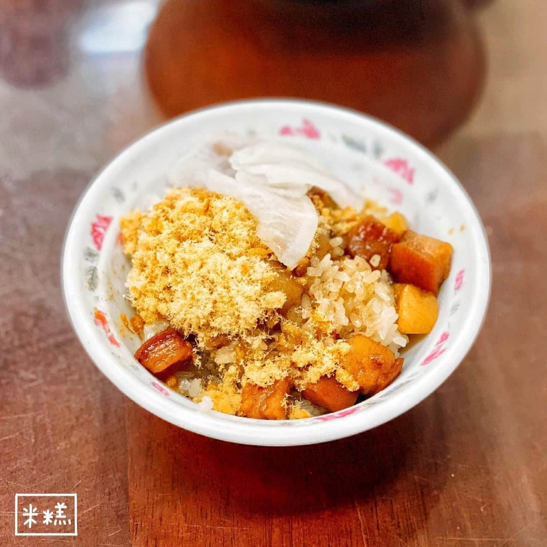 4foodie, for foodieさんのインスタグラム写真 - (4foodie, for foodieInstagram)「📍Tainan, Taiwan 阿童米糕 / 米糕 / $35 美味程度：🌕🌕🌕🌕🌗 環境衛生：🌕🌕🌕🌕🌑 服務態度：🌕🌕🌕🌕🌑 再訪意願：🌕🌕🌕🌕🌑 🗺台南市安南區海佃路二段774號 ☎️06-2461144 ⏰11:00-21:00週日公休 🍽2021.02.19到訪用餐 💡補充💡來台南第一站的米糕！在地台南人推薦的，米糕很香搭配肉鬆、醃漬蘿蔔、還有鴨蛋，米糕口感很Q，整體吃起來不會太甜👍🏻 #4foodie #4foodie台南 #清吉水果 #草莓 #台南水果行 #tainan #台南美食 #台南 #中西區美食 #草莓控 #4foodieintainan #4foodieforfoodie  ©版權所有，不得轉載copyrights reserved」2月26日 13時02分 - 4foodie