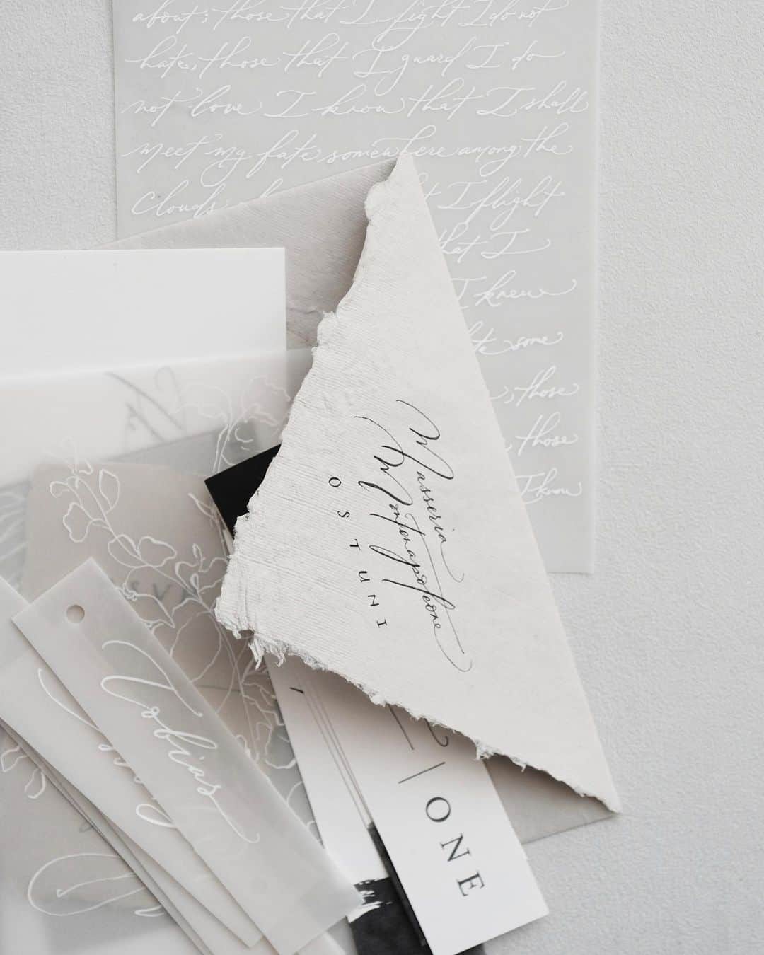 Veronica Halimさんのインスタグラム写真 - (Veronica HalimInstagram)「This is still one of my favorite suite in a strictly grayscale palette. Looking forward for another opportunity to create more handmade invitation bundles with a monochromatic theme!  Are you team black and white or colour? —  #vhcalligraphy #truffypi #カリグラフィー #カリグラフィースタイリング #モダンカリグラフィー #calligraphystyling #カリグラフィーワークショップ #weddingstationery #moderncalligraphy #handmadepaper  #penmanship #ウェディング #ウェディングアイテム #カリグラファ #スタイリングワークショップ #スタイリング #prettypapers #weddingsuite #styledshootbundle」2月26日 13時05分 - truffypi