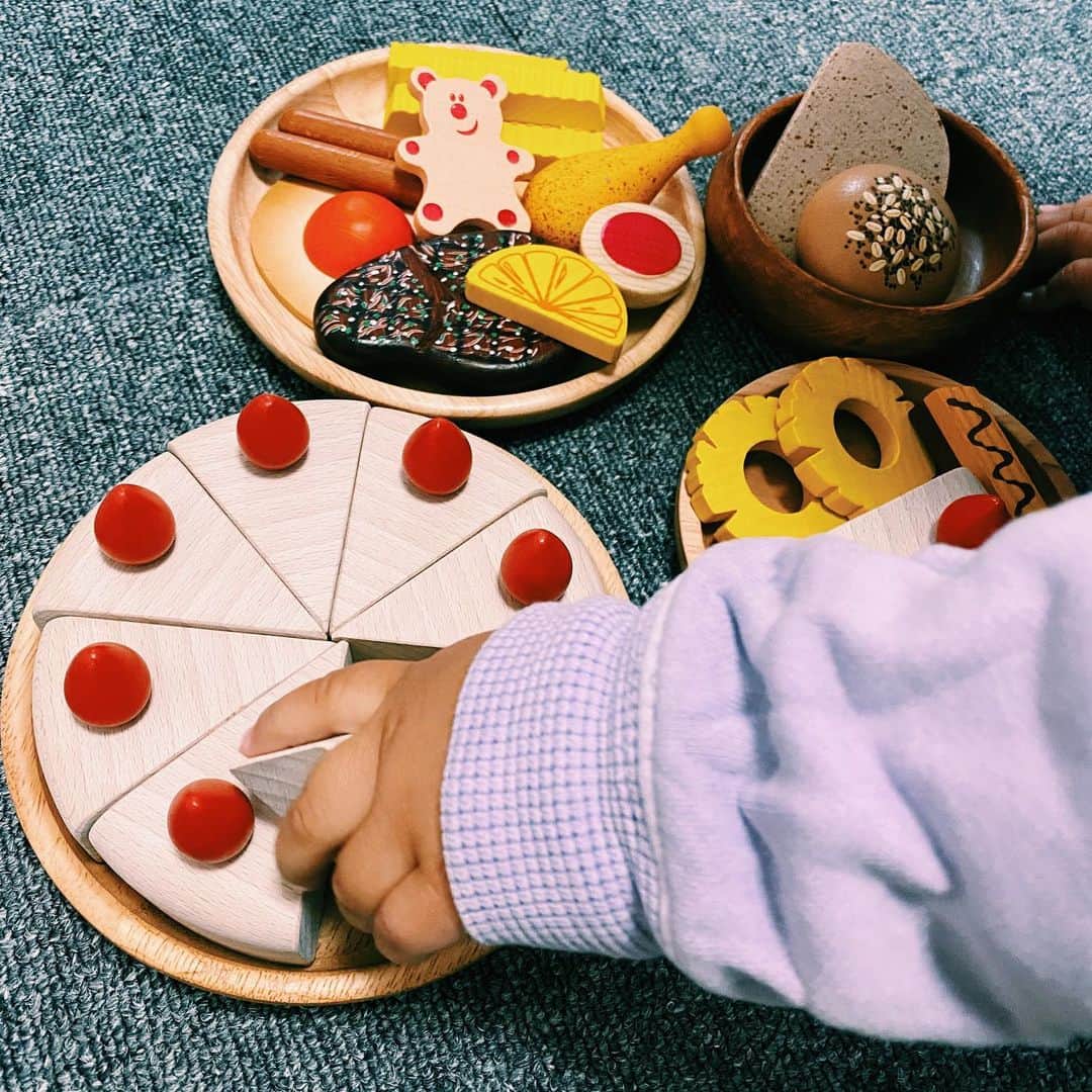 せきやゆりえさんのインスタグラム写真 - (せきやゆりえInstagram)「ずっと欲しかったツルファニさんのホールケーキ🎂 #tsurufurni #ツルファニ #木製おままごと #おままごと」2月26日 13時15分 - gonhanamizz