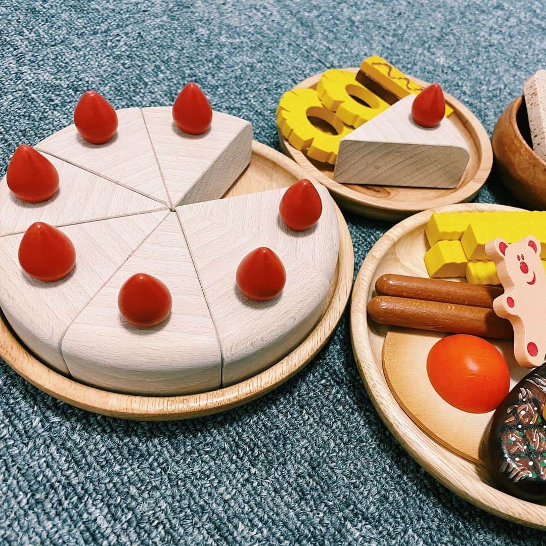 せきやゆりえさんのインスタグラム写真 - (せきやゆりえInstagram)「ずっと欲しかったツルファニさんのホールケーキ🎂 #tsurufurni #ツルファニ #木製おままごと #おままごと」2月26日 13時15分 - gonhanamizz