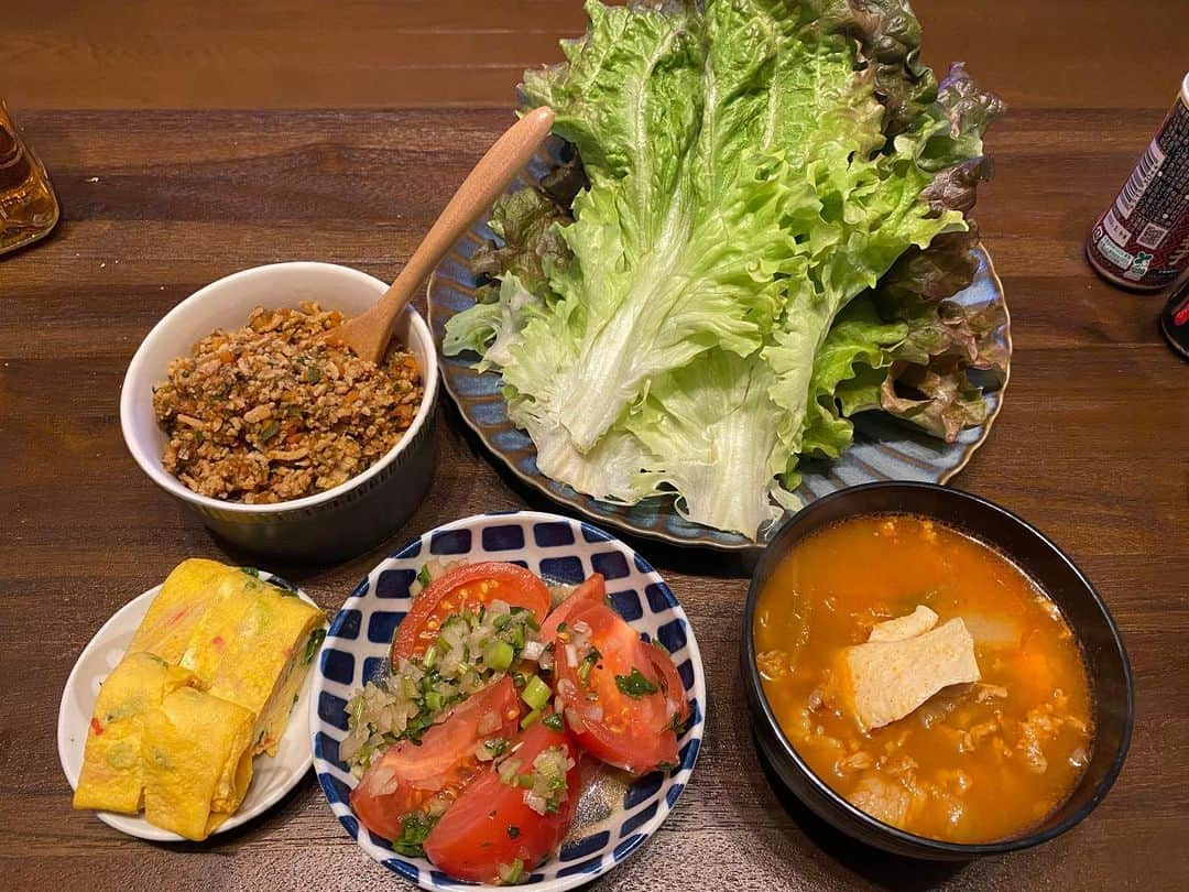 山崎ケイさんのインスタグラム写真 - (山崎ケイInstagram)「鶏ひき肉のレタスまき カニカマとねぎの卵焼き トマトサラダ 豚キムチ汁  鶏ひき肉は胸肉でヘルシーに🙋‍♀️鳥もも肉か豚ひき肉の方が本当は好きです🙊  ネギと生姜とニンニクをぶんぶんチョッパーでみじん切りにして油で少し香りが出たら、 挽肉を入れて火が通ったら、 にんじんとセロリをぶんぶんチョッパーしたものを入れて炒め、 酒・みりん・醤油・甜麺醤（味噌やコチュジャンでもいいかと）をいれて味付けしました🙋‍♀️  #献立 #本当はニトリで買った #ぶんぶんチョッパー #みたいなやつ #正確名称は引っ張り式みじん切り器M」2月26日 13時09分 - kei_yamazaki_aisekistart