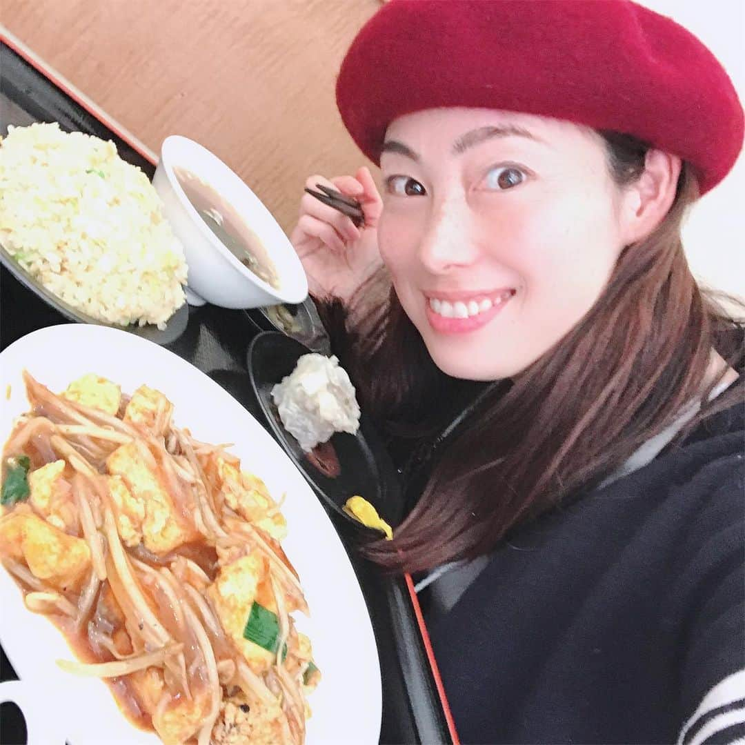 佐藤康恵のインスタグラム：「ランチミーティング🍽🍛♡♪ 髪にからし着いてる疑惑！！💦 寒くて、花粉症(T . T)この時期1番ツライかも… うがい手洗いしっかりやろっと❣️  皆さん、それでは笑顔でいっただきま〜す(๑>◡<๑)  Ciao! Yasue.💋  NewサイトOPENまでは Y,S jewel(https://shop.ysjewel.me)でもお楽しみいただけます✨  *ฺ✤ฺ*:.｡.:*ฺ✤ฺ*:.｡.:*｡.:*ฺ✤ฺ*:.｡.:*ฺ✤ฺ*﻿ 私がプロデュースしているブランド 「Y,S jewel」は  「YS luxury」として 3月から新たにパワーアップいたします。   きらめきのない日々が何気なく過ぎていく…  今こんな時、私にできることはなんだろう？  毎日が輝き、心のつながりを忘れない為に 願うことはなんだろう？   その答えを追究すべく、 私は歩きはじめます。  webショップや店舗販売などをはじめ、  様々な形で日常を彩る様々なアイテムをご提供する準備をしておりますので  是非、ご期待ください✨  あなただけの『瞬間』に寄り添いたい…  心に『人』としての輝きを…   YS luxury 佐藤康恵   *ฺ✤ฺ*:.｡.:*ฺ✤ฺ*:.｡.:*｡.:*ฺ✤ฺ*:.｡.:*ฺ✤ฺ*﻿ ﻿#ランチミーティング🍴  #ysluxury  #evaloren ﻿#ファッション #ring #服 #handmade #ysjewel #accesaries #parts #fringe #chains #original #アクセサリーパーツ #newdesign  #ファッション好きと繋がりたい  #ジュエリー好きな人と繋がりたい﻿ # #shop #ショップ　 #インスタ配信 #インスタライブ #佐藤康恵 #2児ママ #ドラマ　 #ファッション」