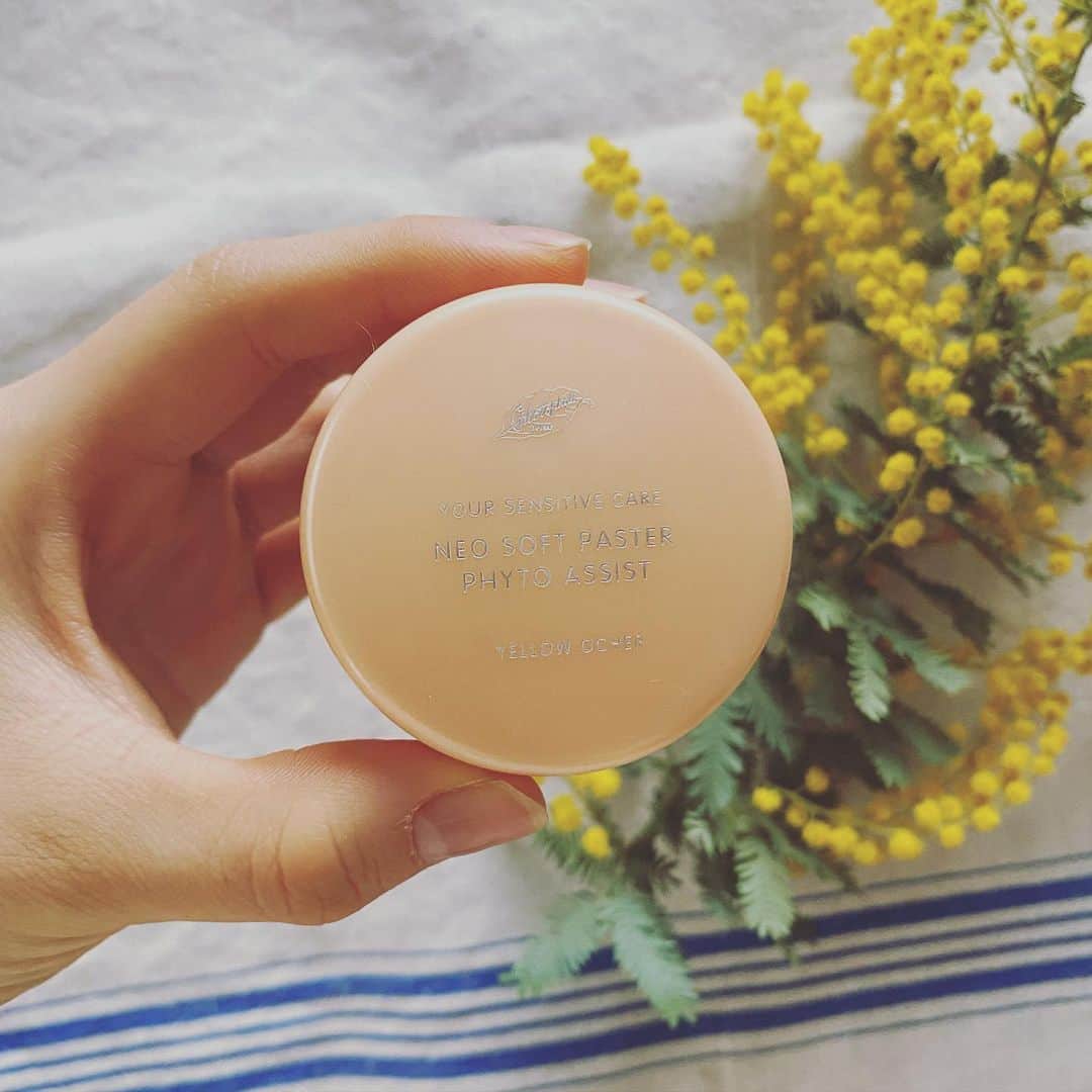 966_skincareのインスタグラム：「どうせマスクだしとか、今日は出掛けないから。とお化粧から遠ざかってしまいがちですよね。保護化粧はマスクの下でも紫外線や雑菌から肌を守ってくれます。網目のお化粧はとても軽く心地良いです。おうち時間でも保護化粧をして、心地良く過ごしましょう。  #基礎化粧品#化粧品#おうち時間#ルーティーン#クロロフイル#肌トラブル#肌荒れ#ニキビ」